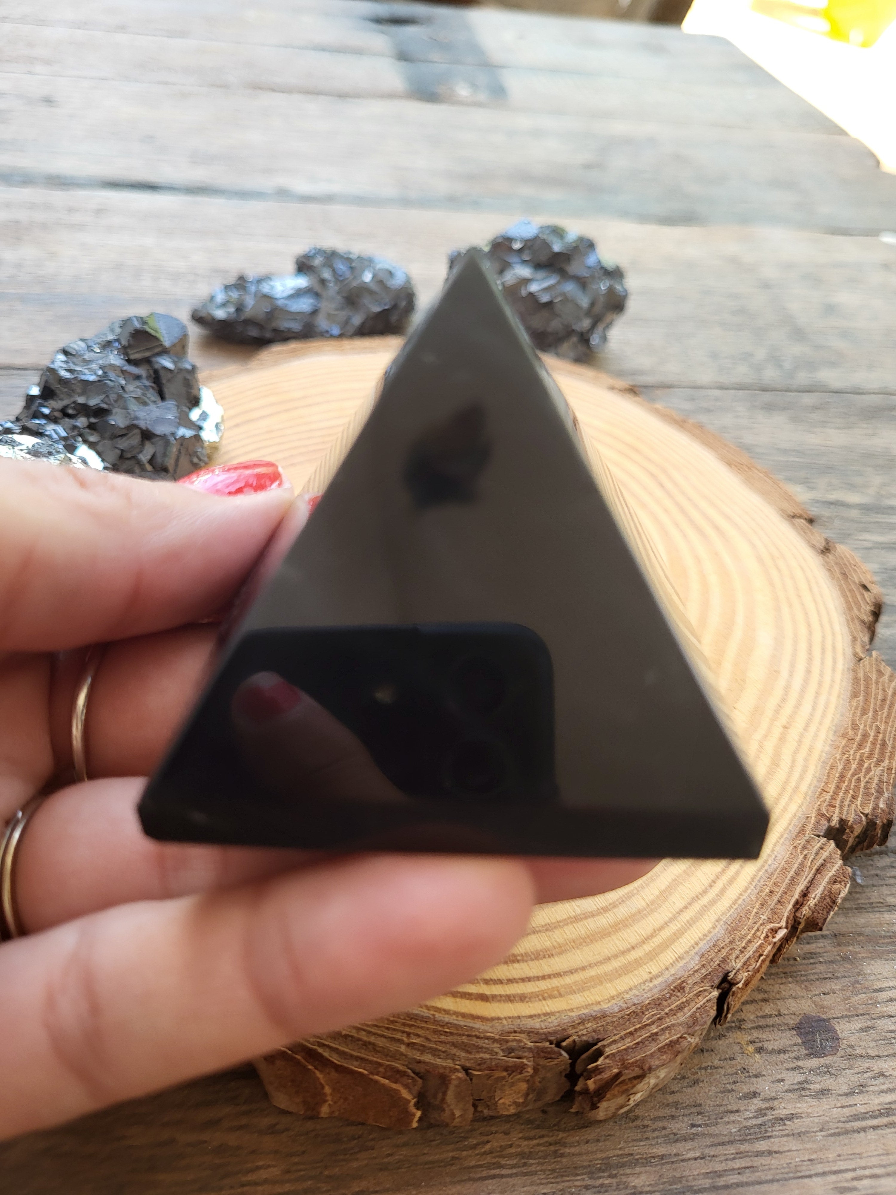 Pirámide de Obsidiana Natural