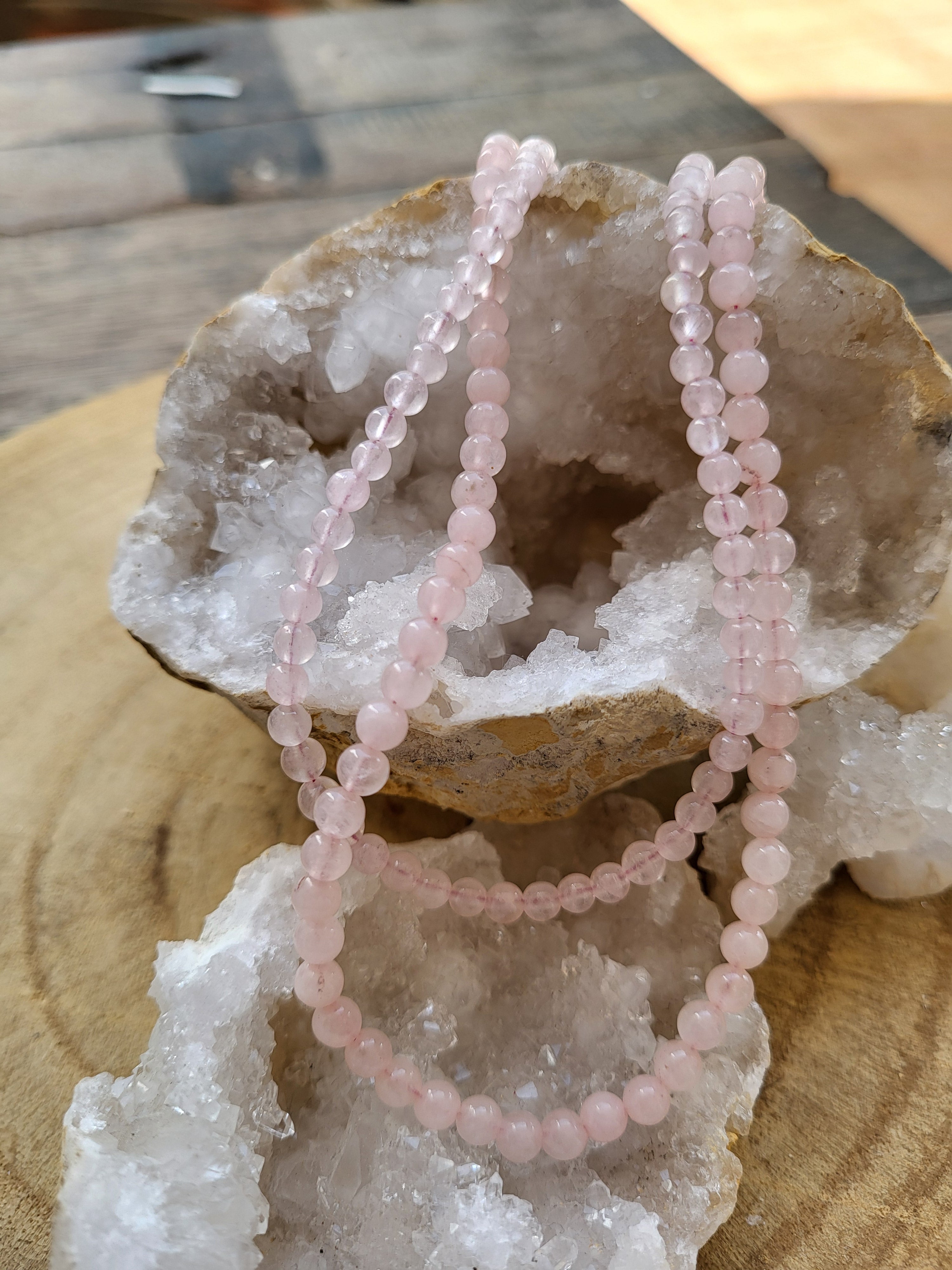 Gargantilla de Cuarzo Rosa – Amor, Compasión y Bienestar Interior