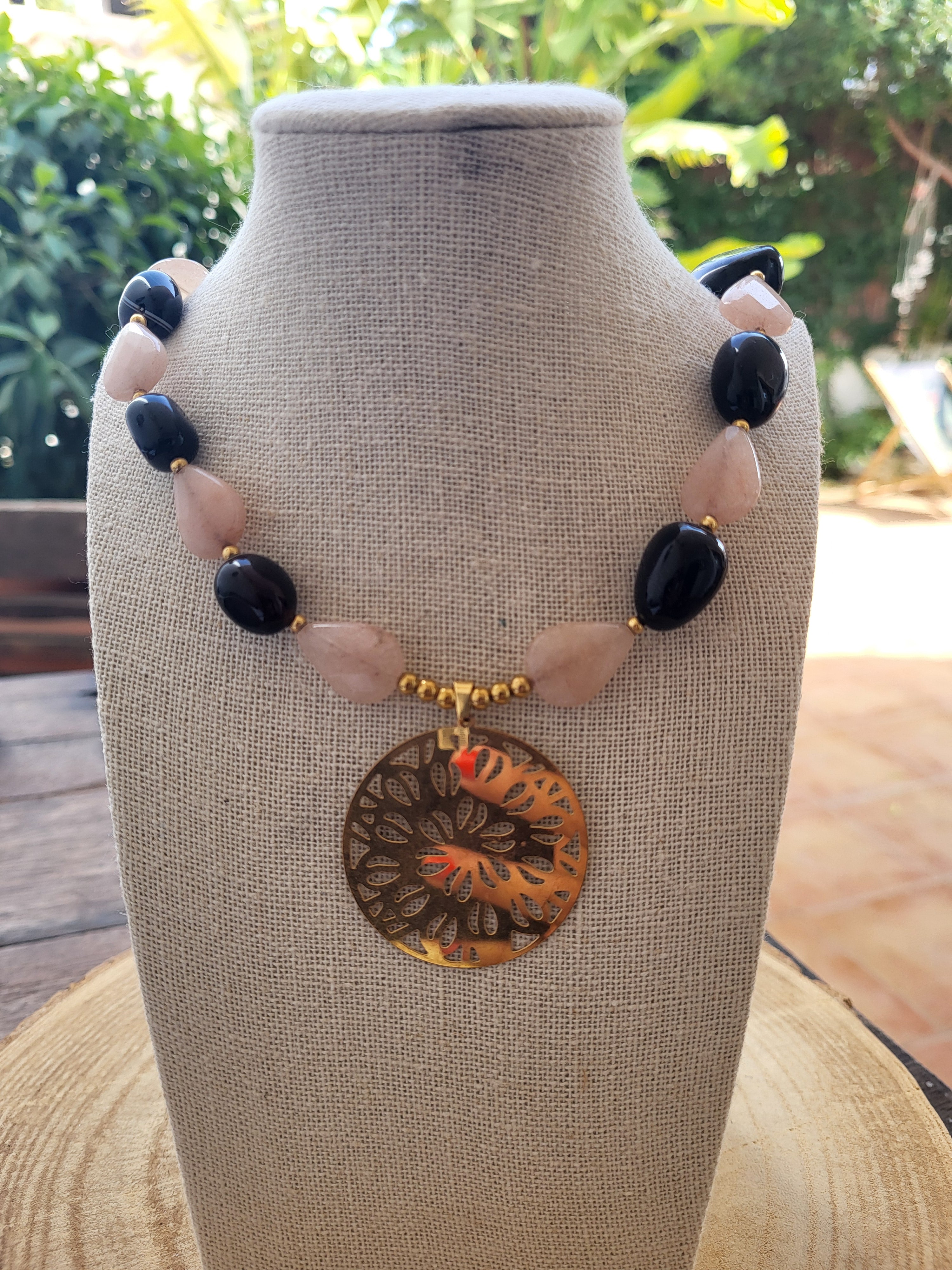 Collar Único de Ágata Negra y Cuarzo Rosa Facetado con Mandala