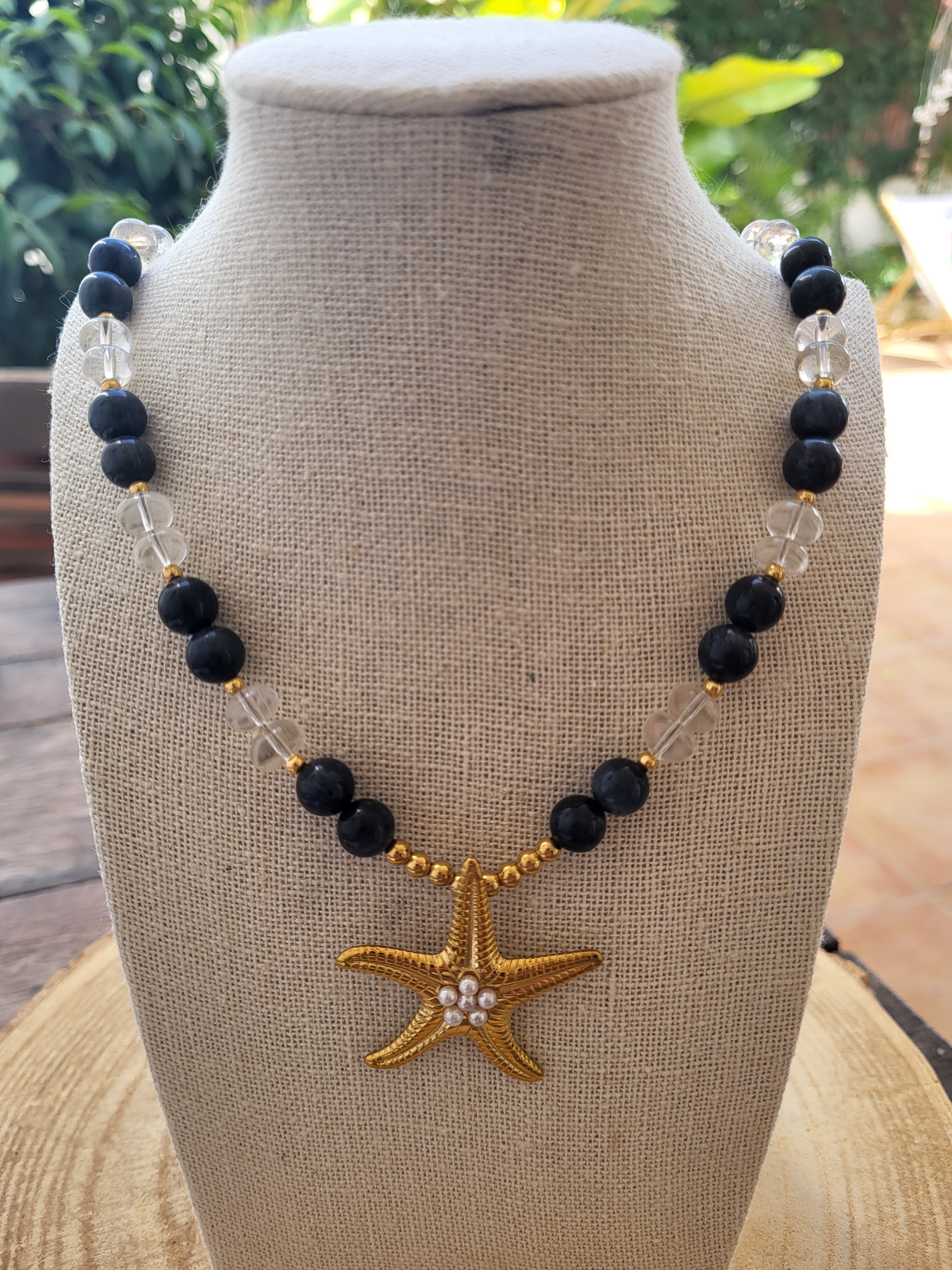 Collar Único de Cuarzo Blanco con Ojo de Tigre Azul y Estrella de Mar