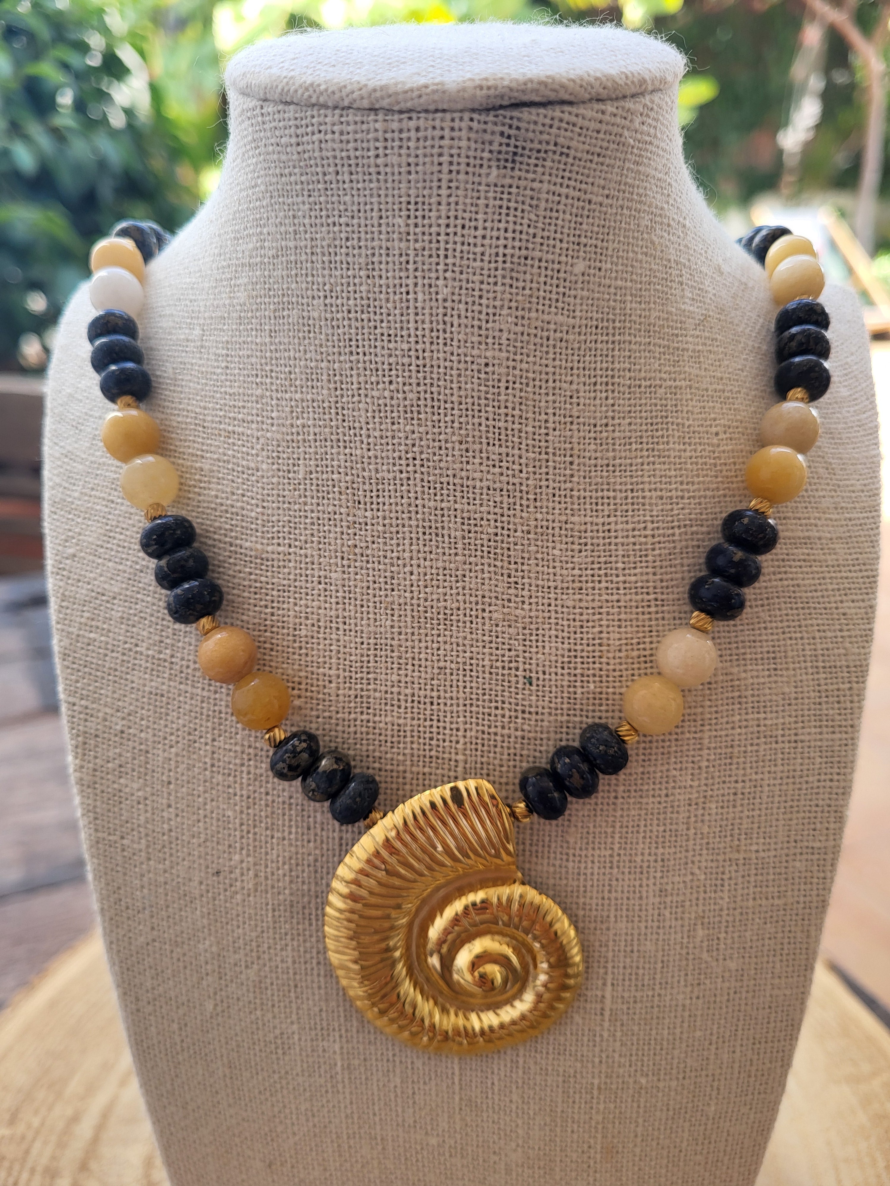 Collar Único de Cuarzo Sanador y Lapislázuli con Espiral Amonite