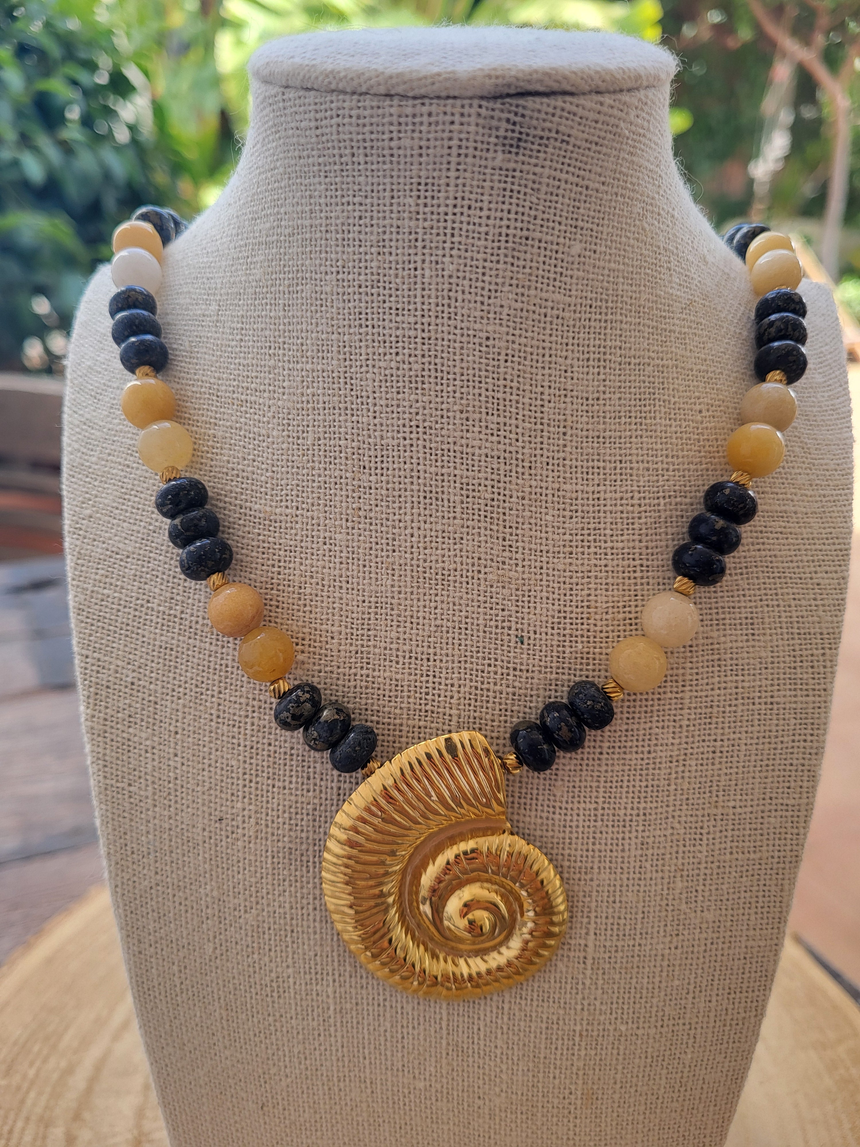 Collar Único de Cuarzo Sanador y Lapislázuli con Espiral Amonite