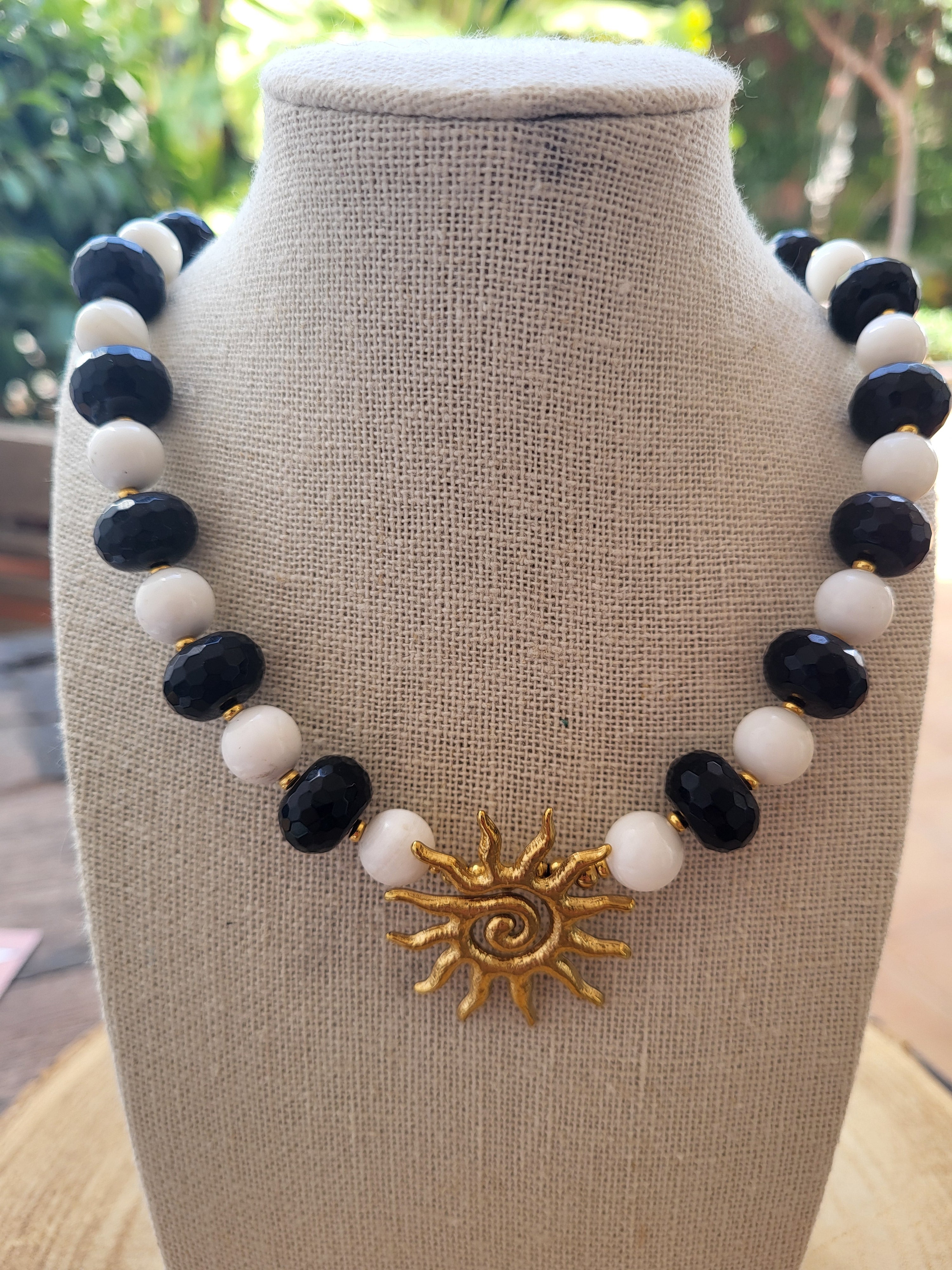 Collar Único de Turmalina Facetada y Howlita con Sol