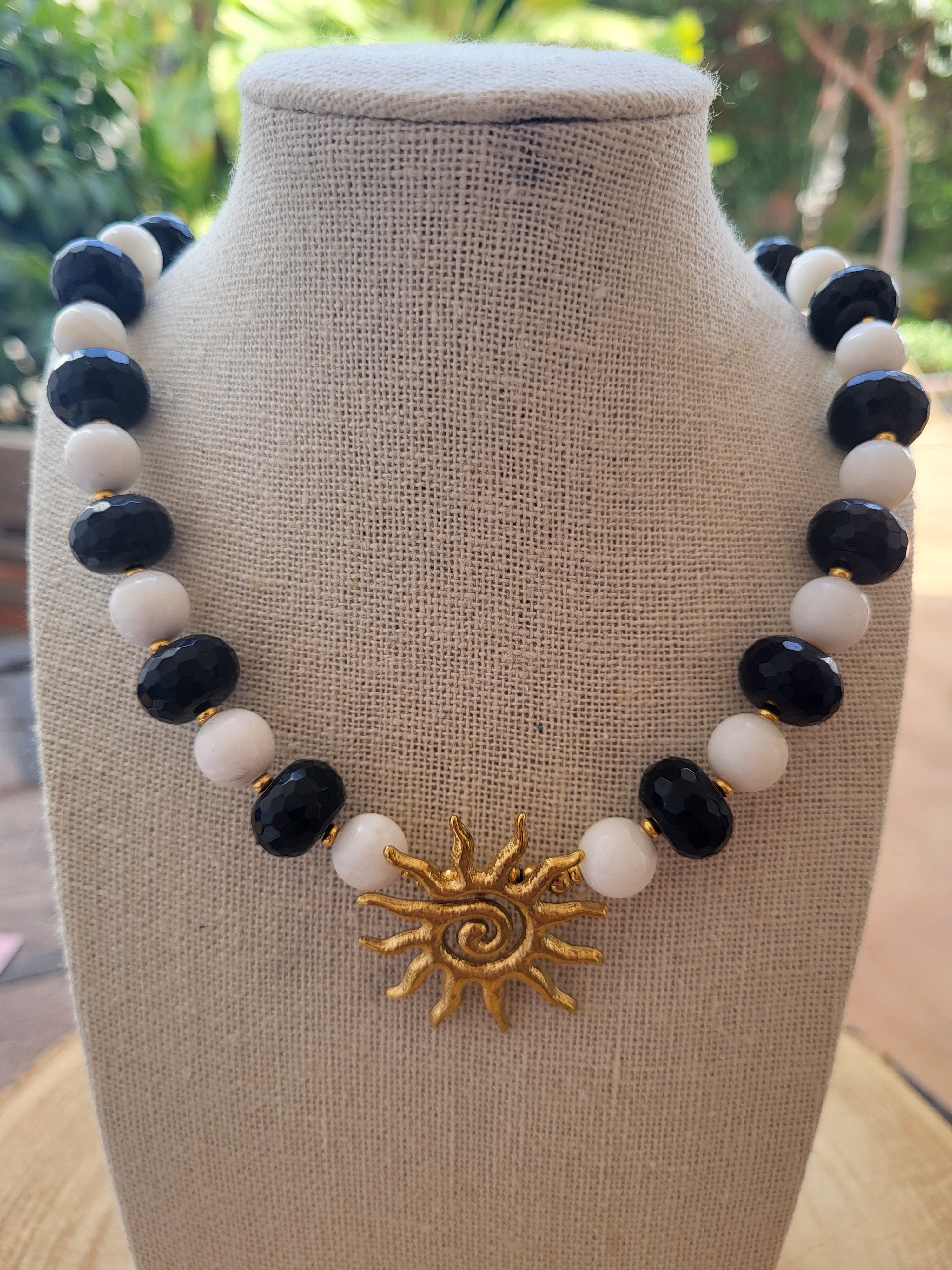 Collar Único de Turmalina Facetada y Howlita con Sol
