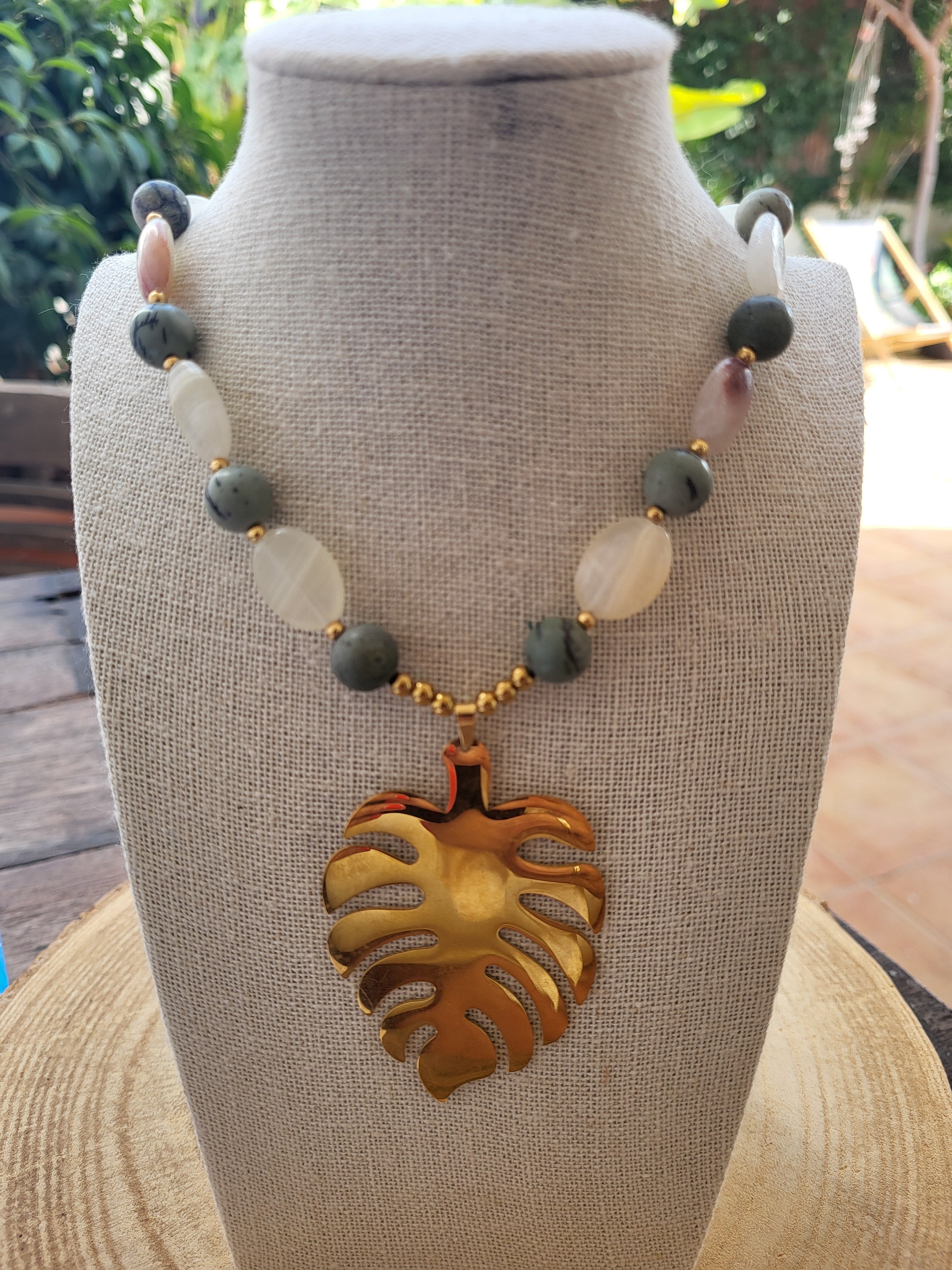 Collar Único de Calcedonia y Jaspe Picasso con Hoja Monstera