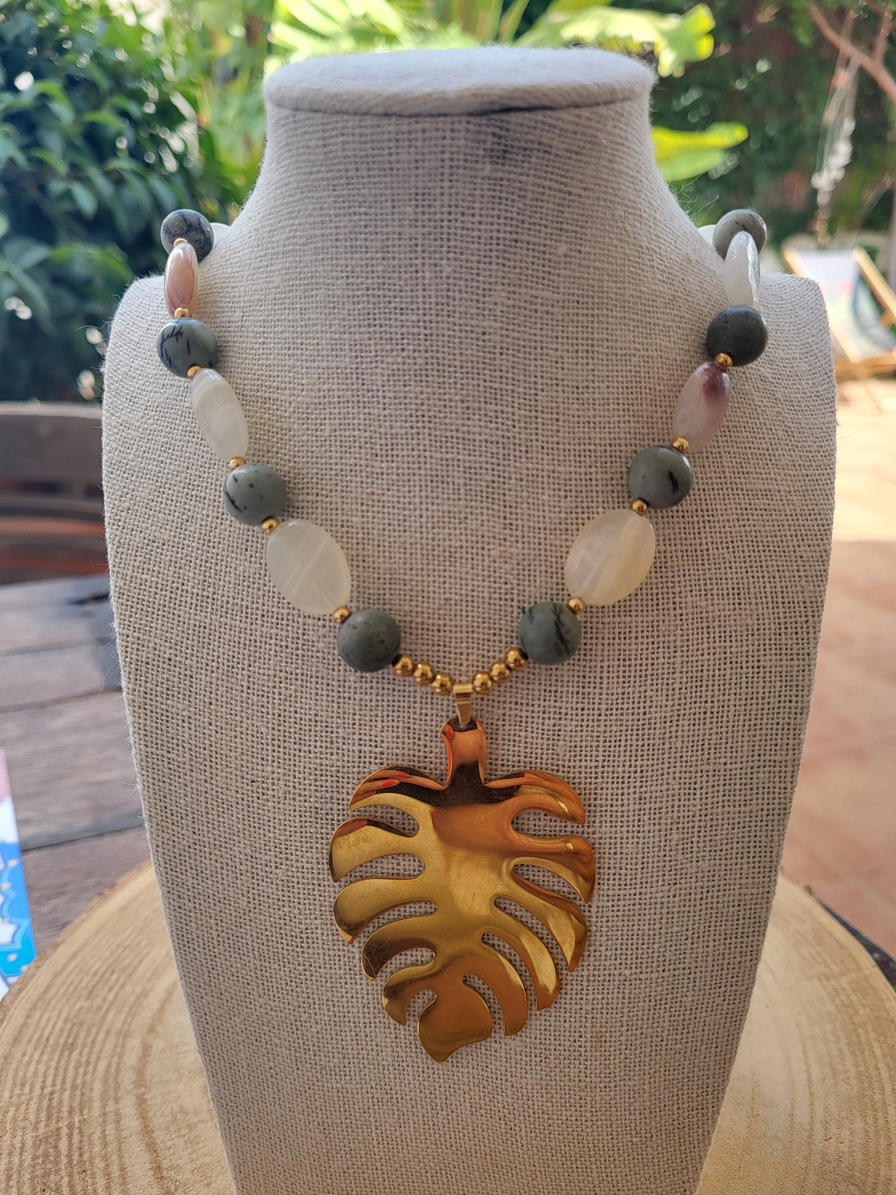 Collar Único de Calcedonia y Jaspe Picasso con Hoja Monstera