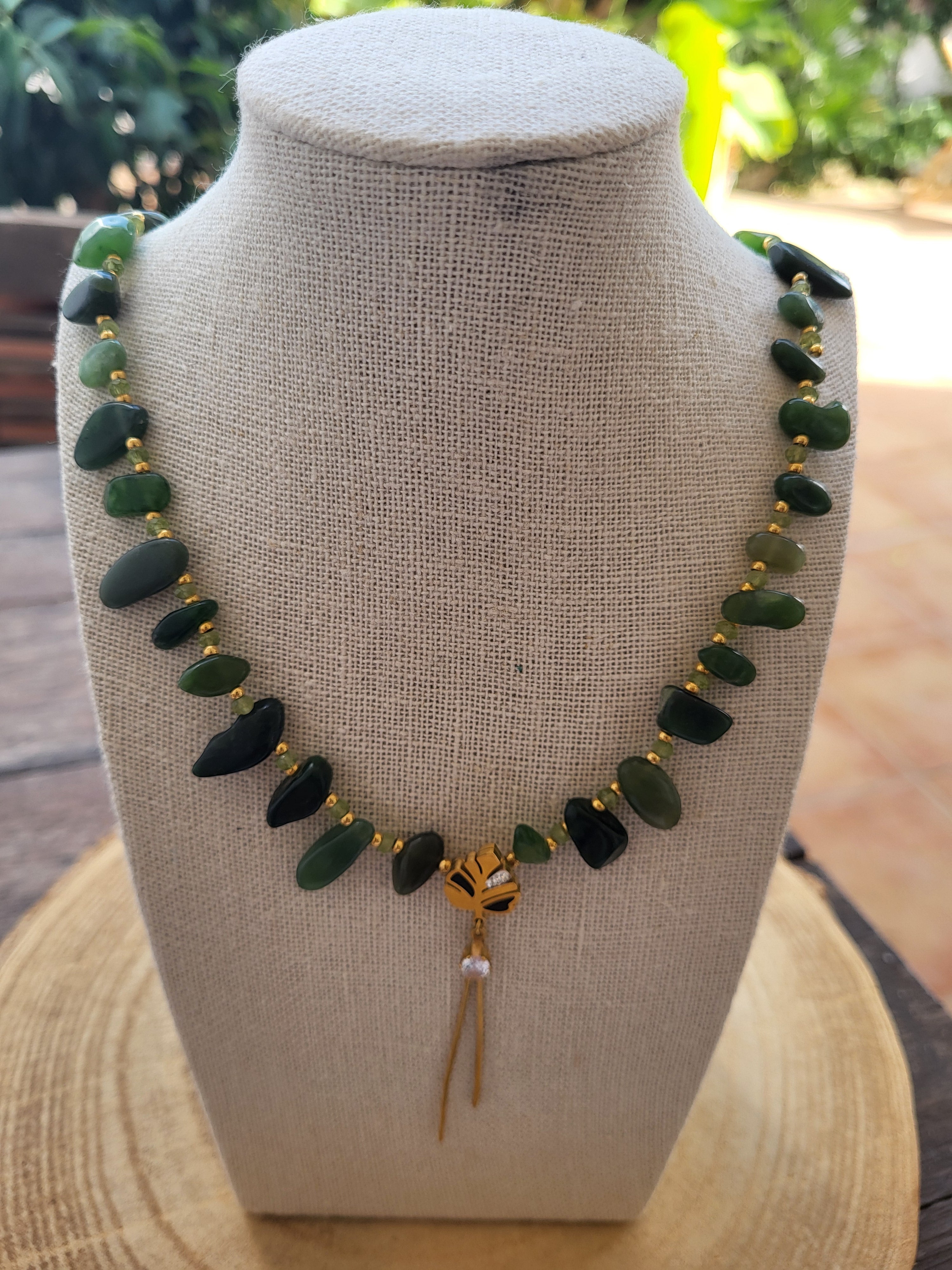 Collar Único de Jade Real con Rama de Olivo