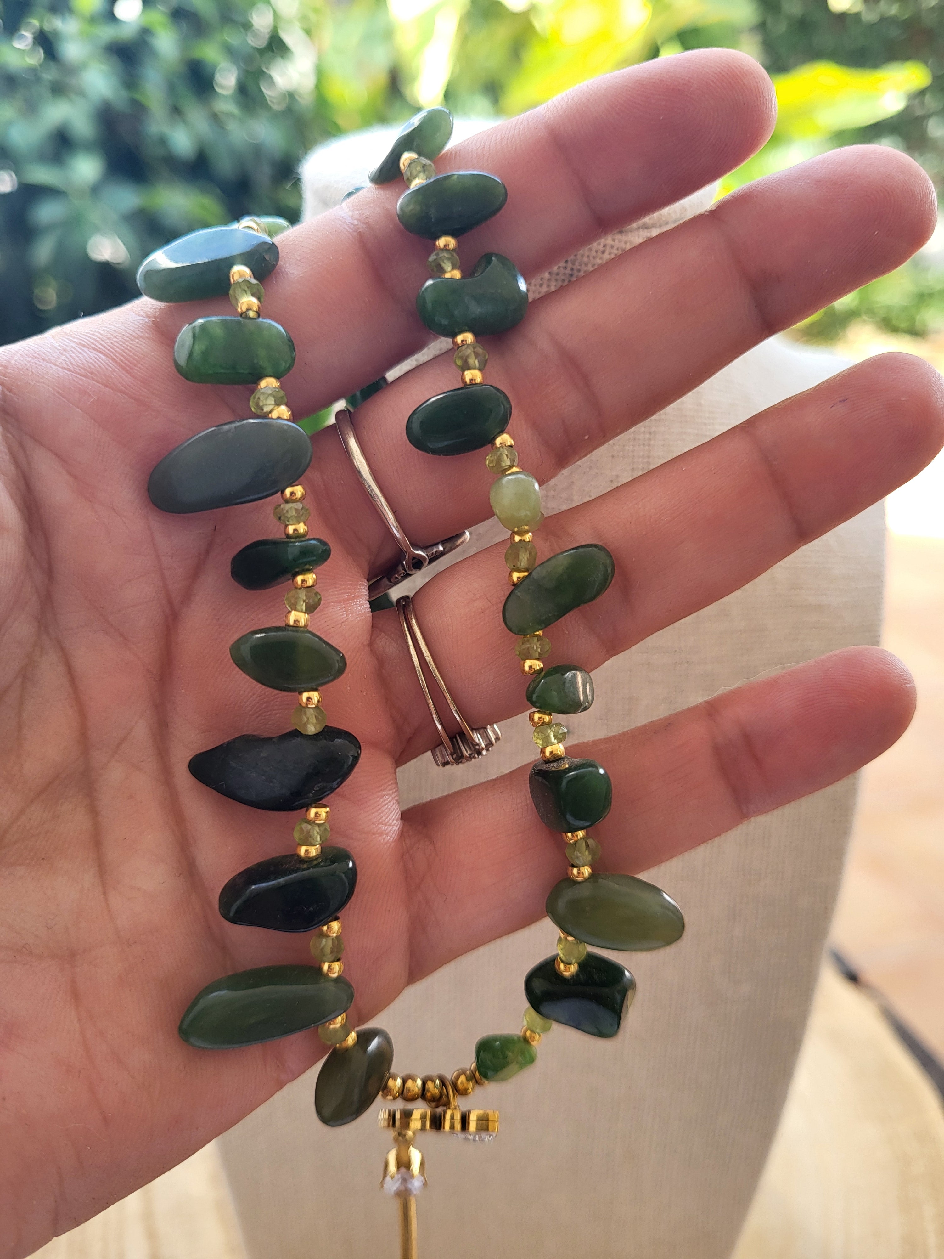 Collar Único de Jade Real con Rama de Olivo