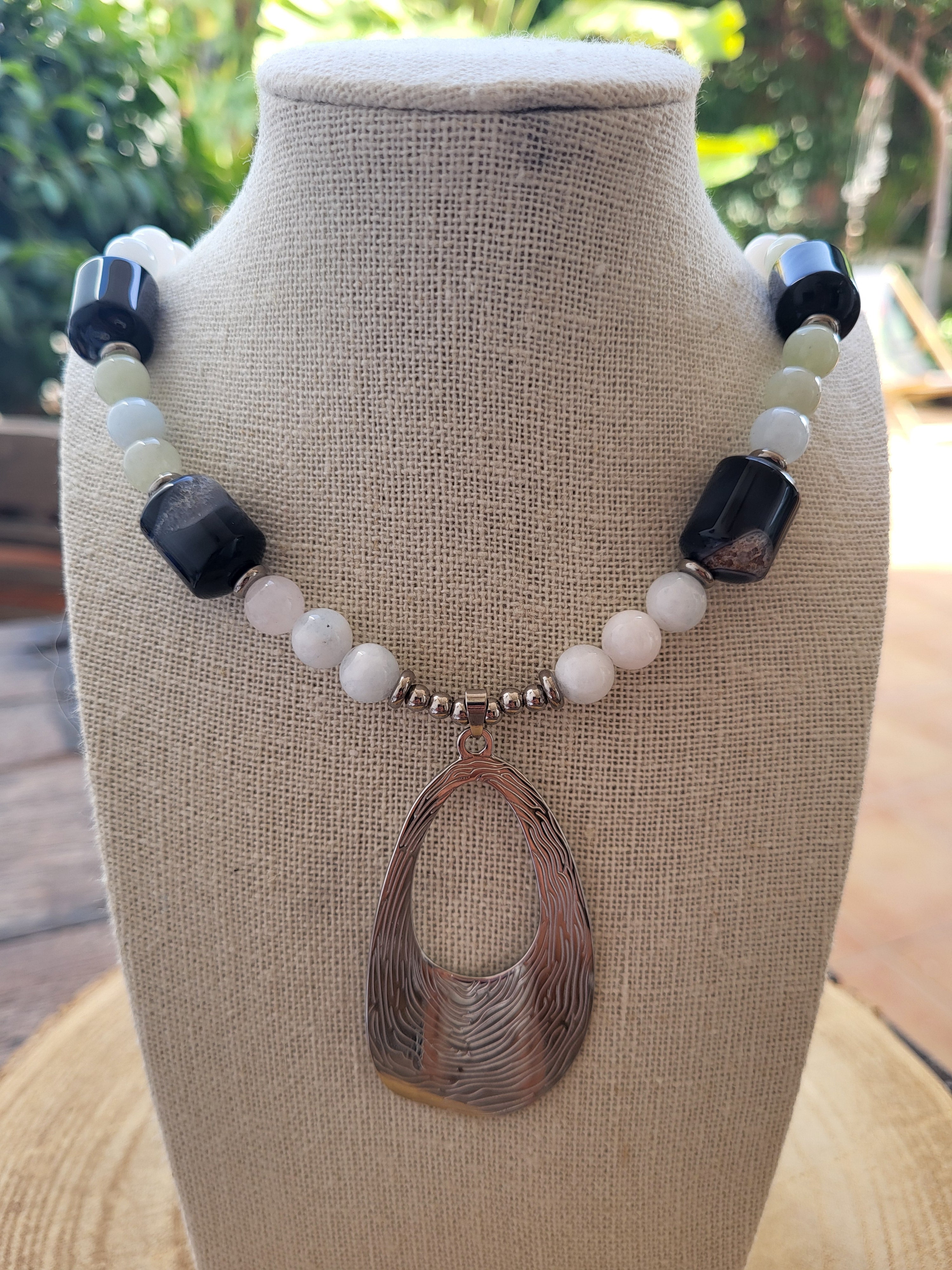 Collar Único de Jade Blanco y Verde con Ágata Negra Tubular y Forma Orgánica