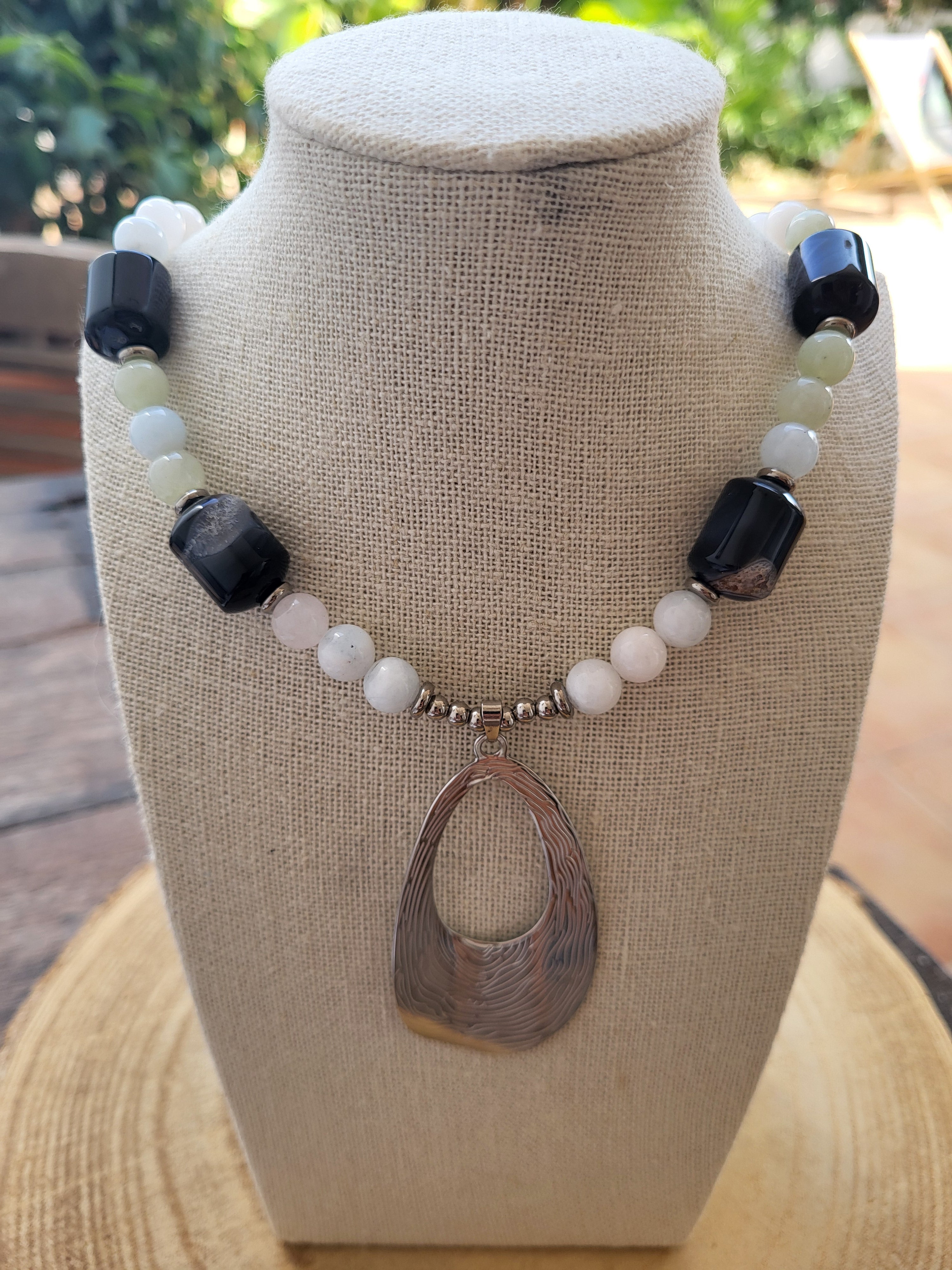 Collar Único de Jade Blanco y Verde con Ágata Negra Tubular y Forma Orgánica