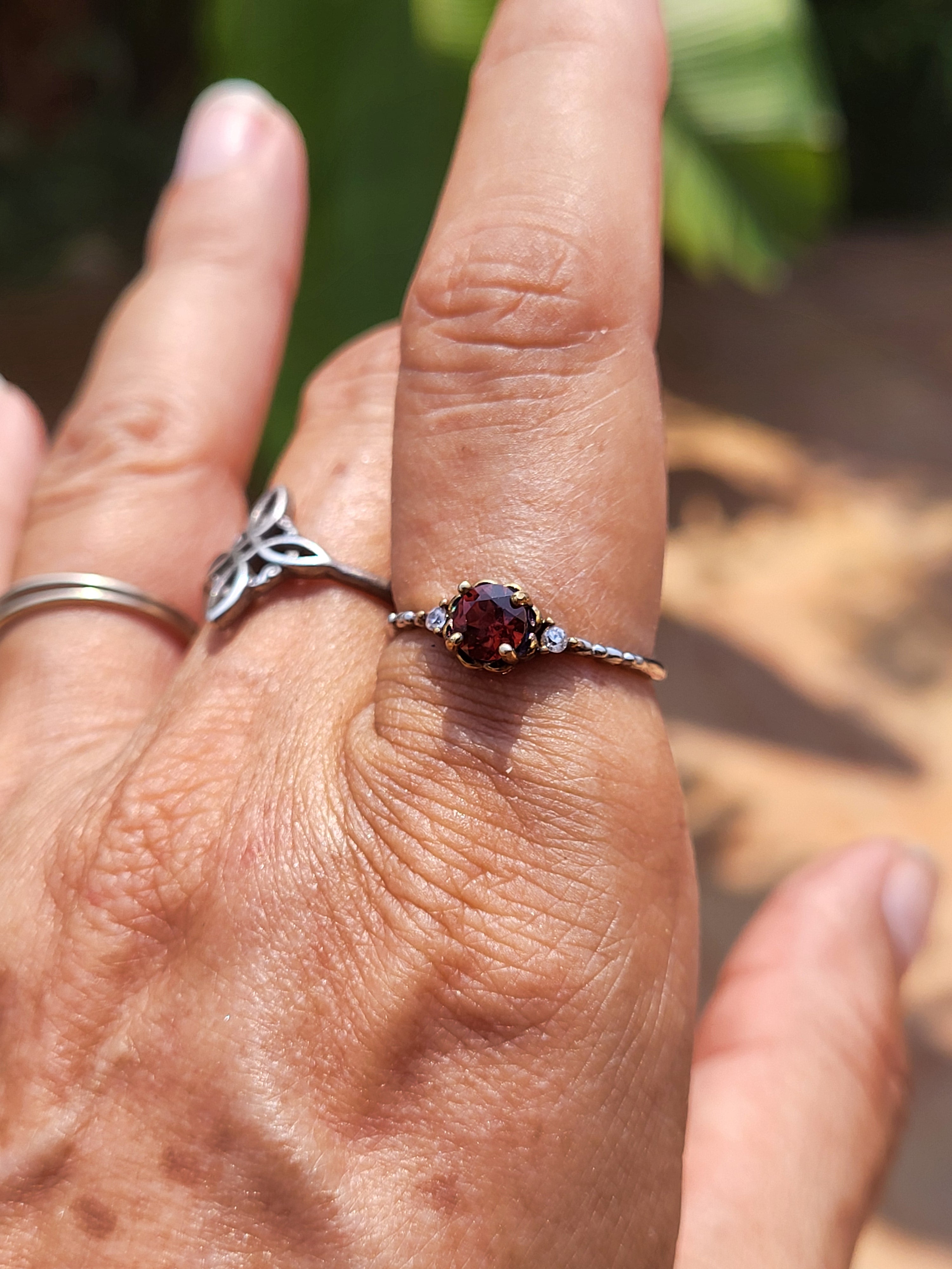Anillo de Plata de Ley 925 con Granate