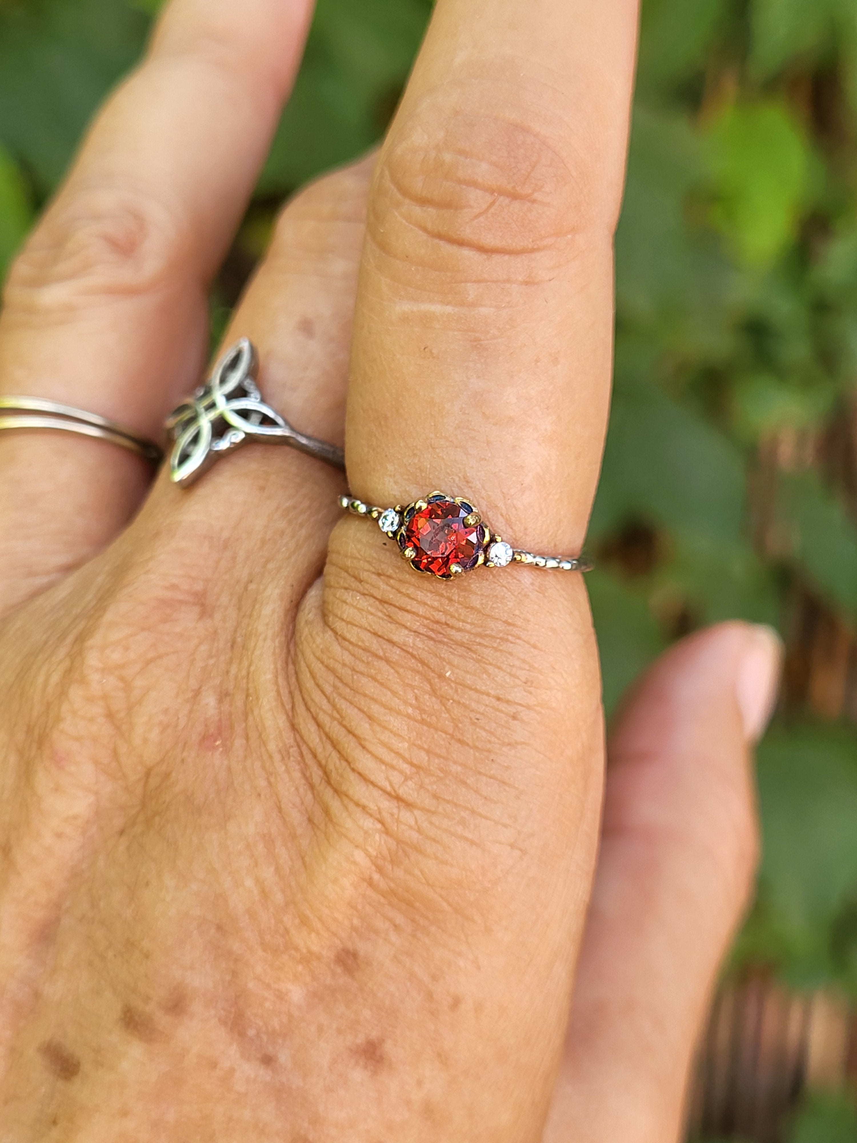 Anillo de Plata de Ley 925 con Granate
