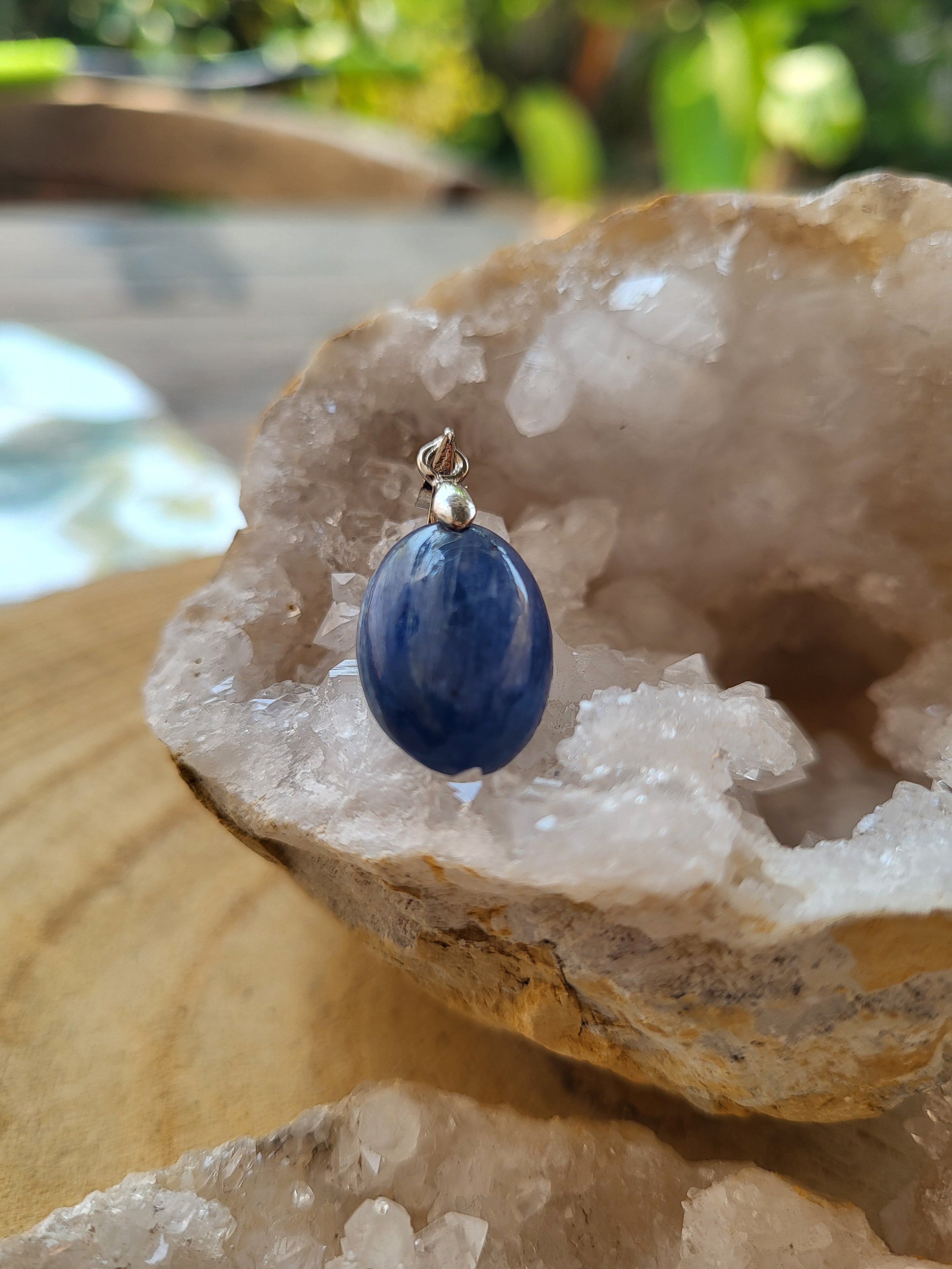 Colgante de Cianita Azul Pulida en Plata