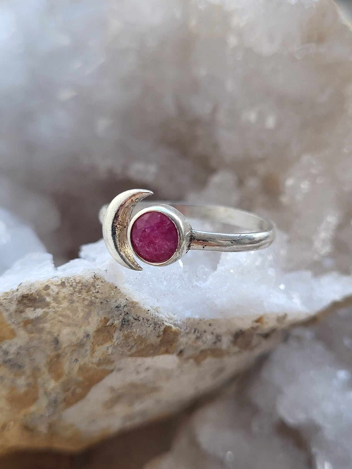 Anillo de Plata de Ley Media Luna con Rubí