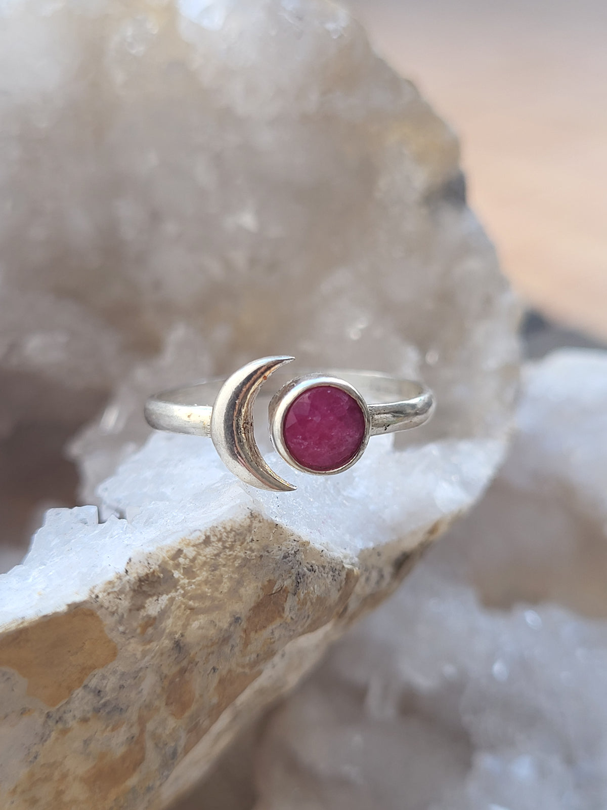 Anillo de Plata de Ley Media Luna con Rubí