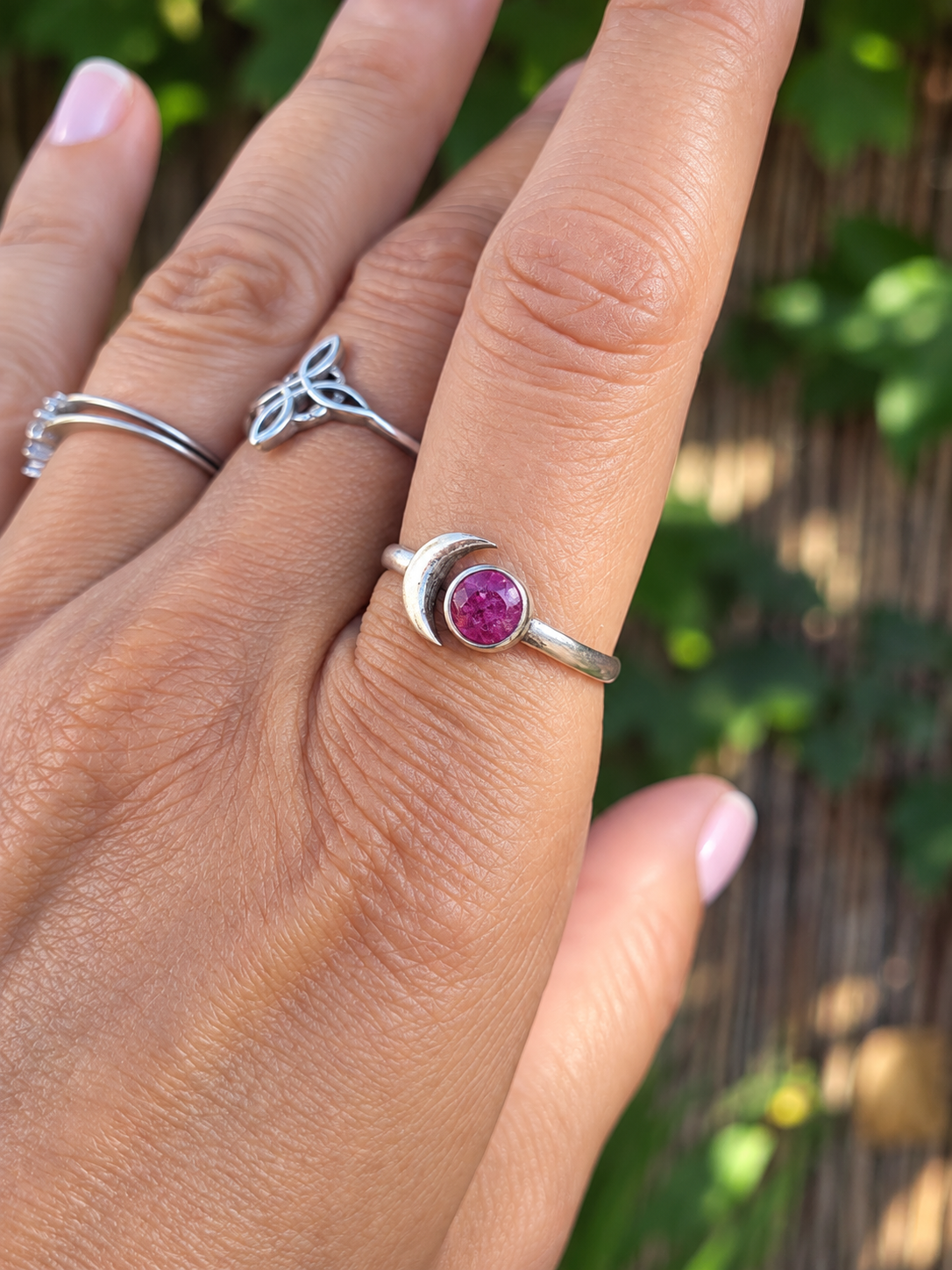 Anillo de Plata de Ley Media Luna con Rubí