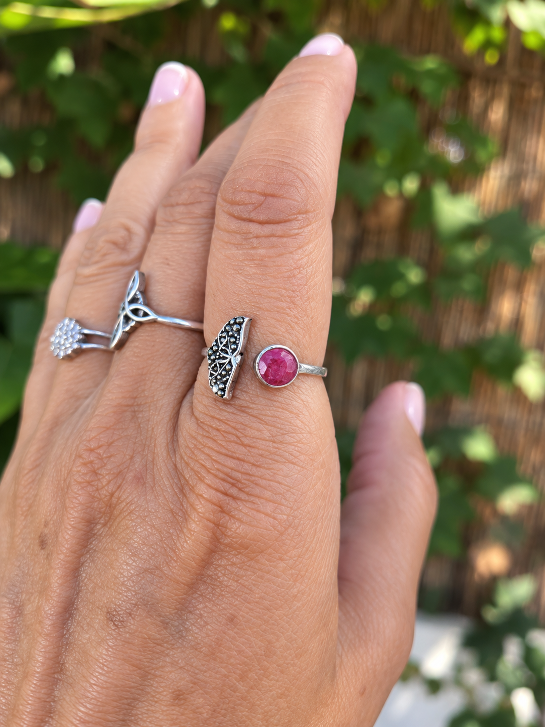 Anillo de Plata de Ley Cola de Sirena con Rubí