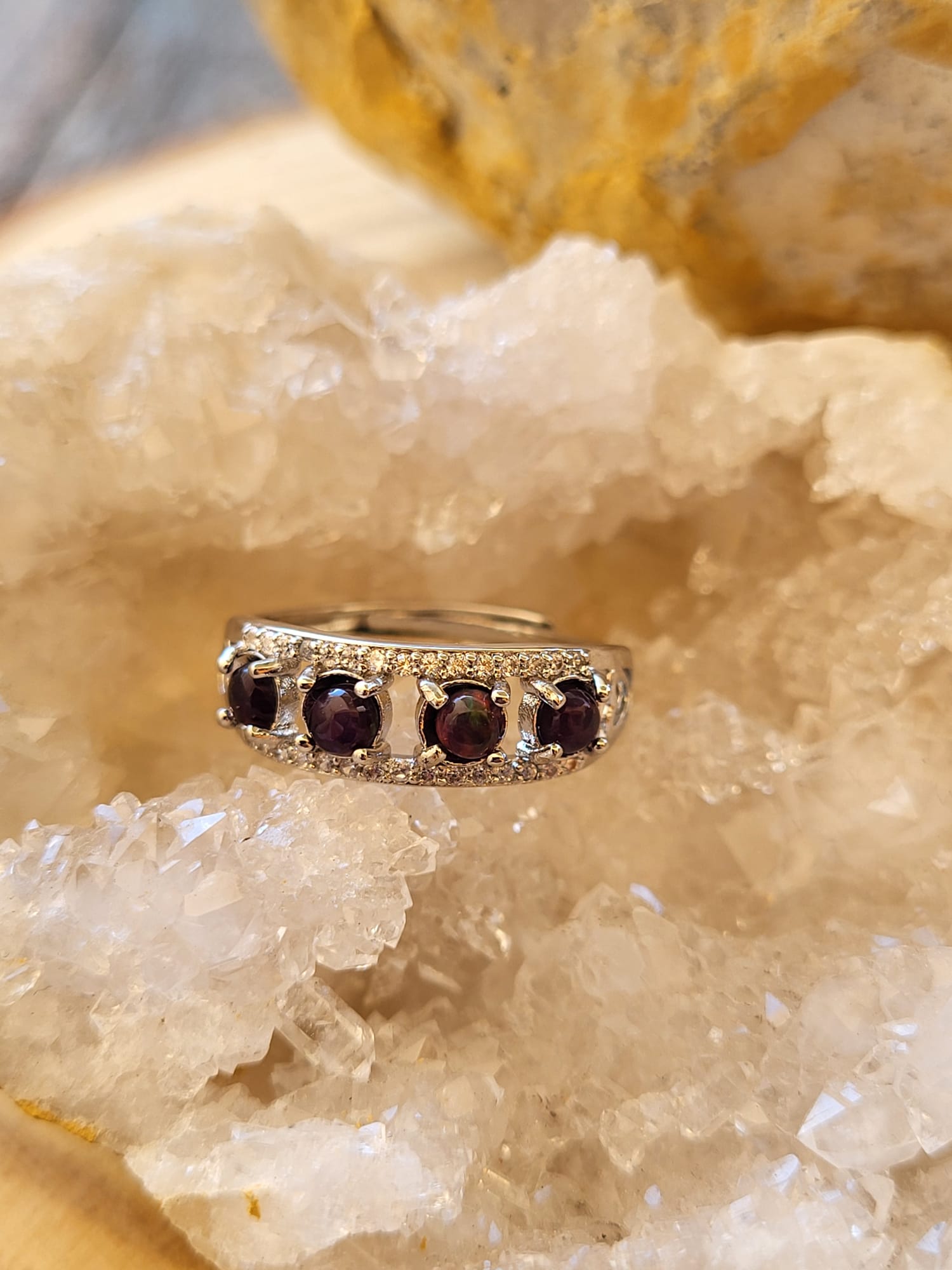 Anillo de Zamak con Ópalo Negro Natural
