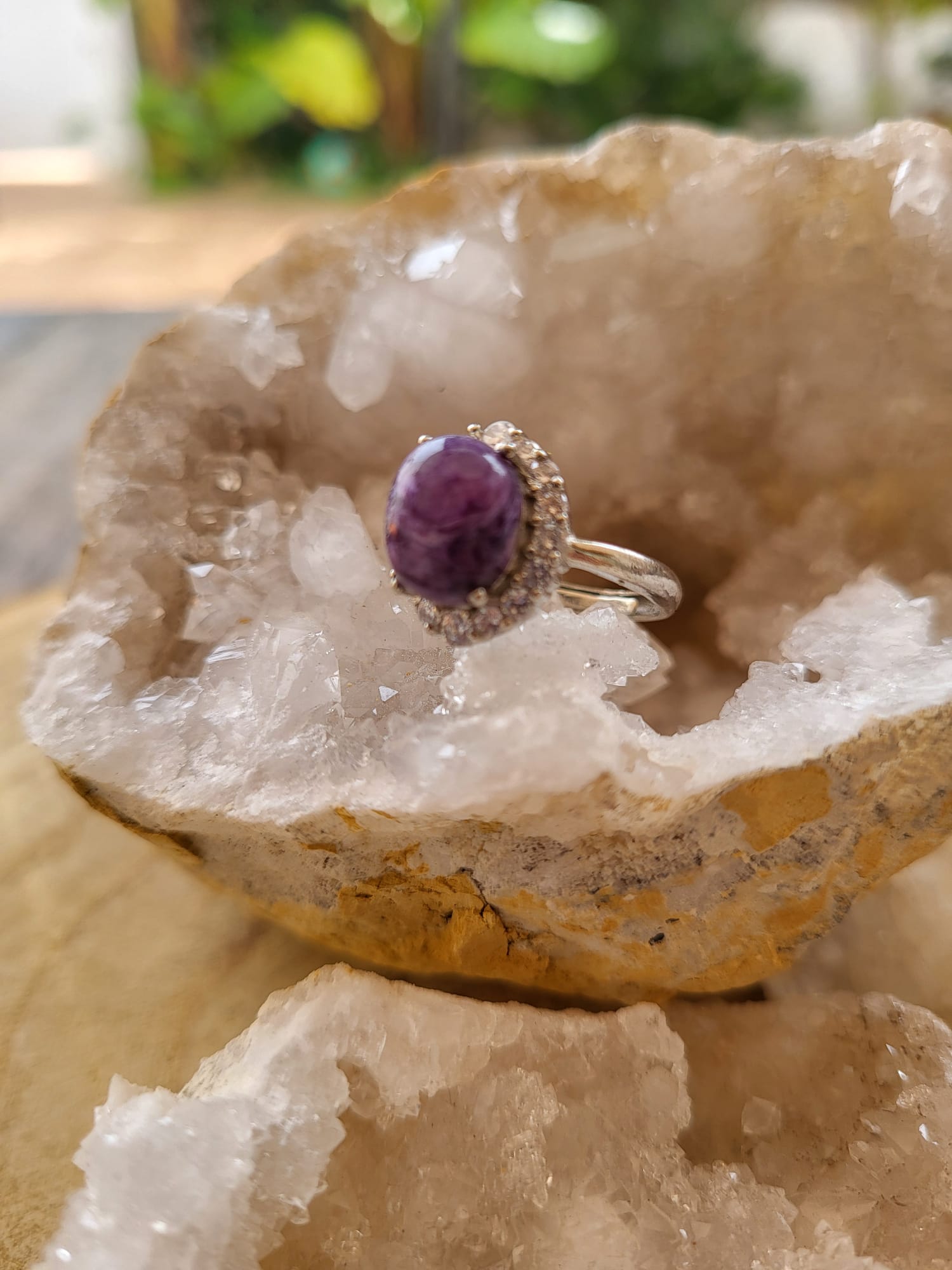 Anillo de Zamak con Charoita Natural