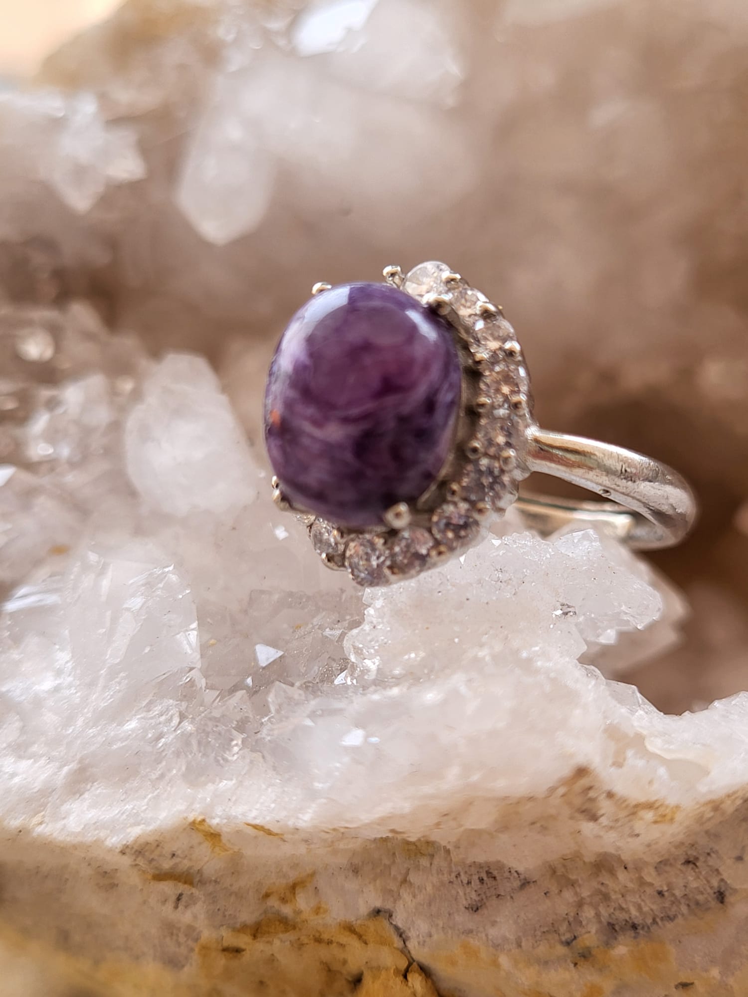 Anillo de Zamak con Charoita Natural