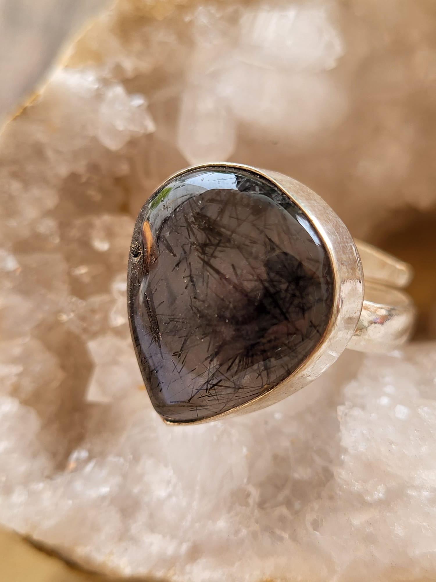 Anillo de Plata Germana con Cuarzo Blanco Rutilo Turmalina Gota Natural