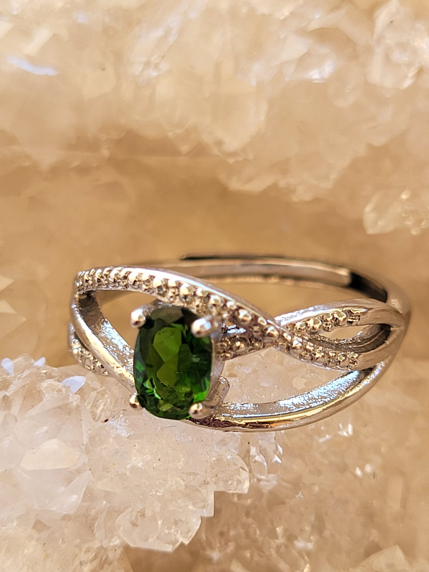 Anillo de Zamak con Peridoto Natural