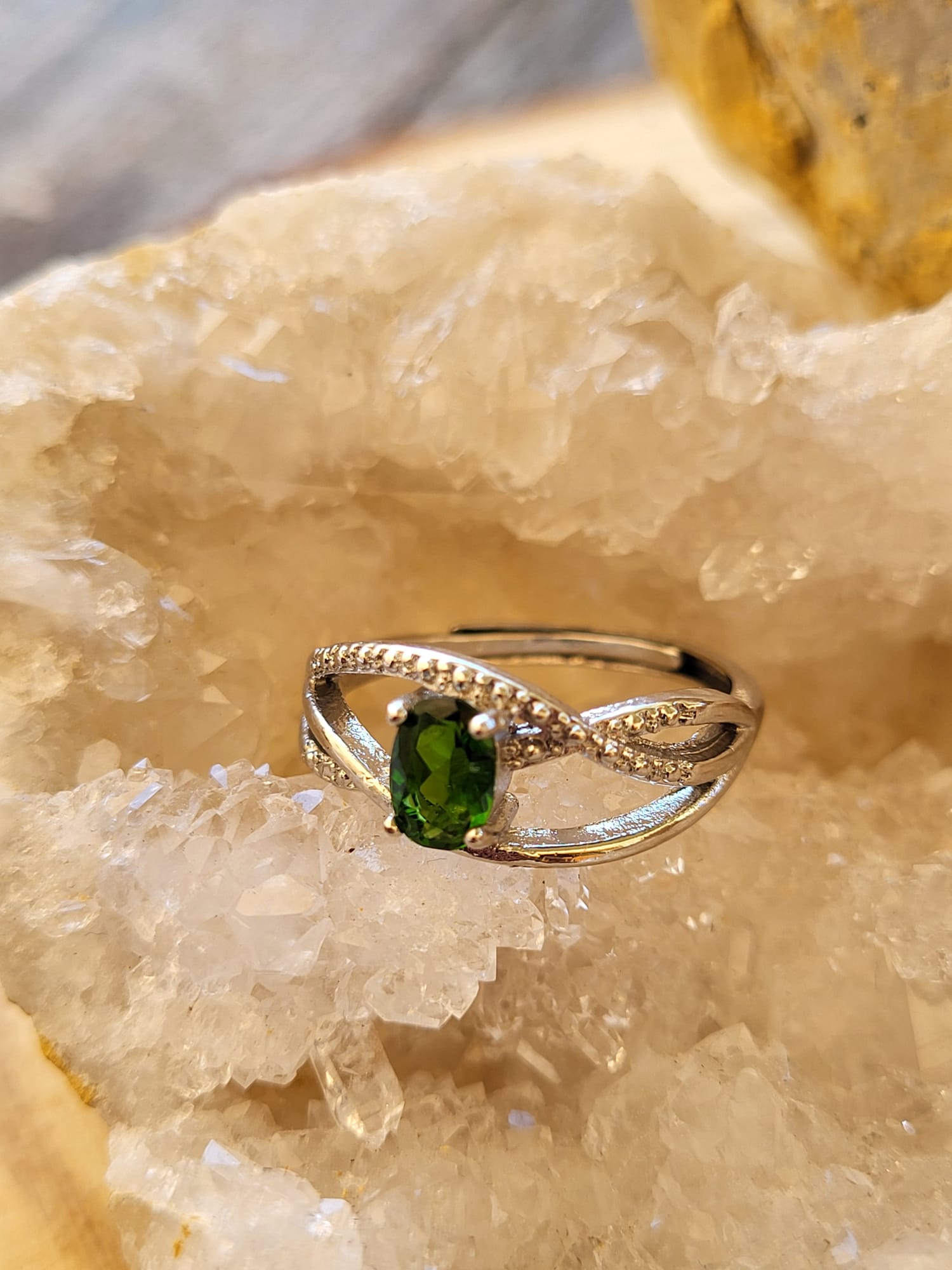 Anillo de Zamak con Peridoto Natural