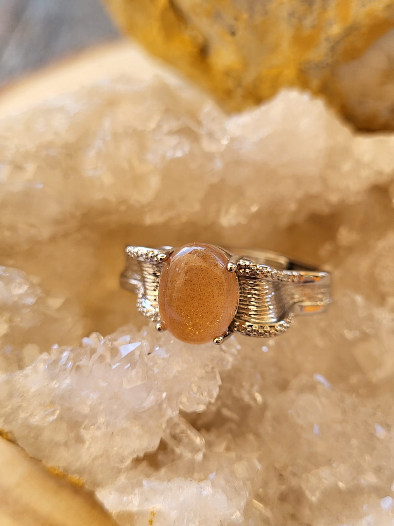 Anillo de Zamak con Piedra Sol Natural