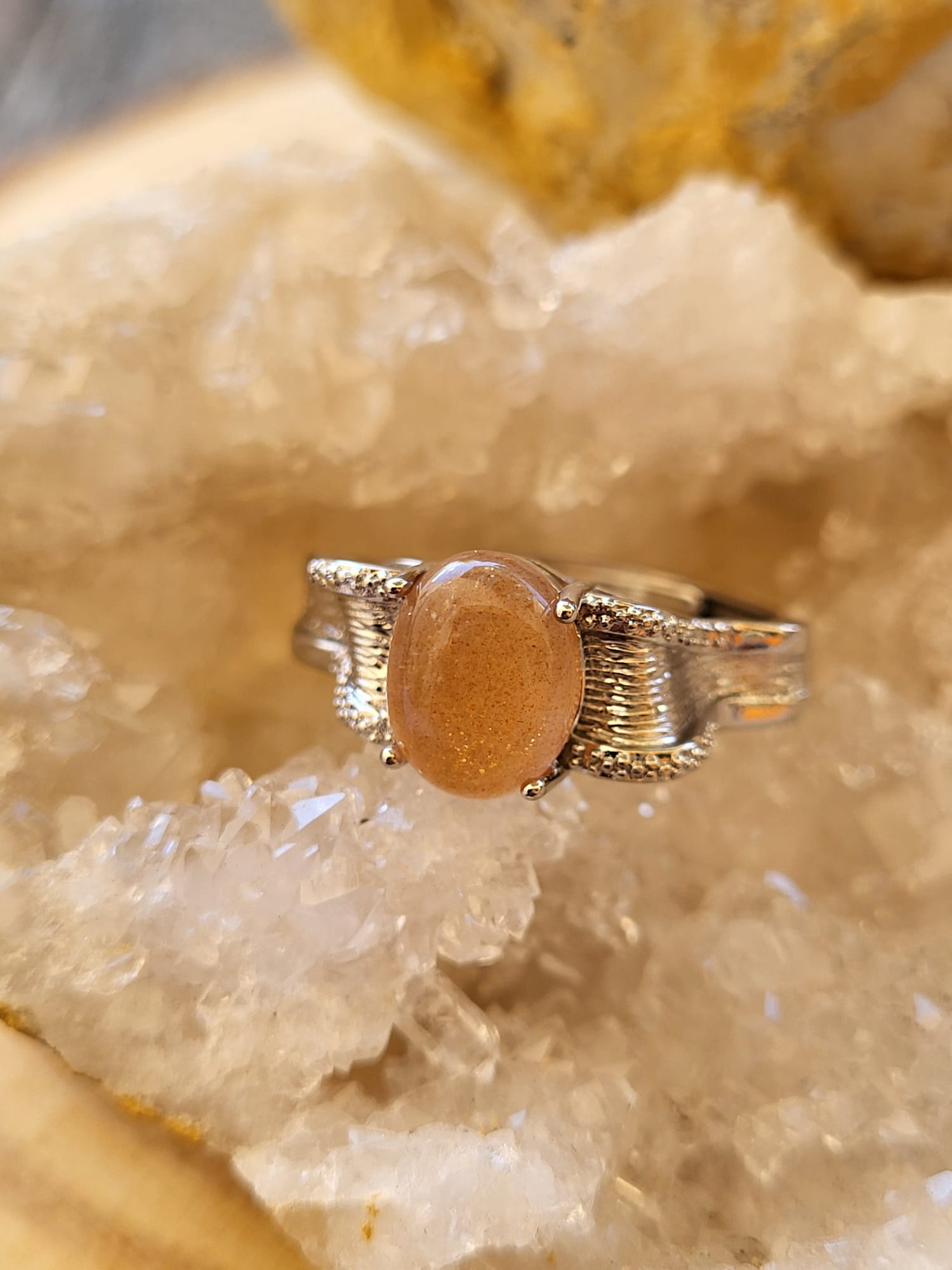 Anillo de Zamak con Piedra Sol Natural
