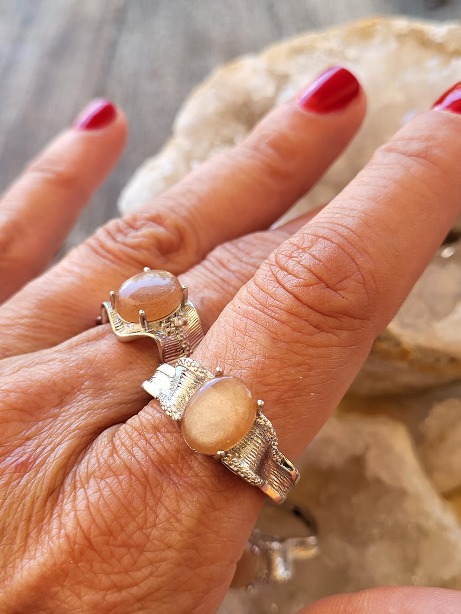 Anillo de Zamak con Piedra Sol Natural