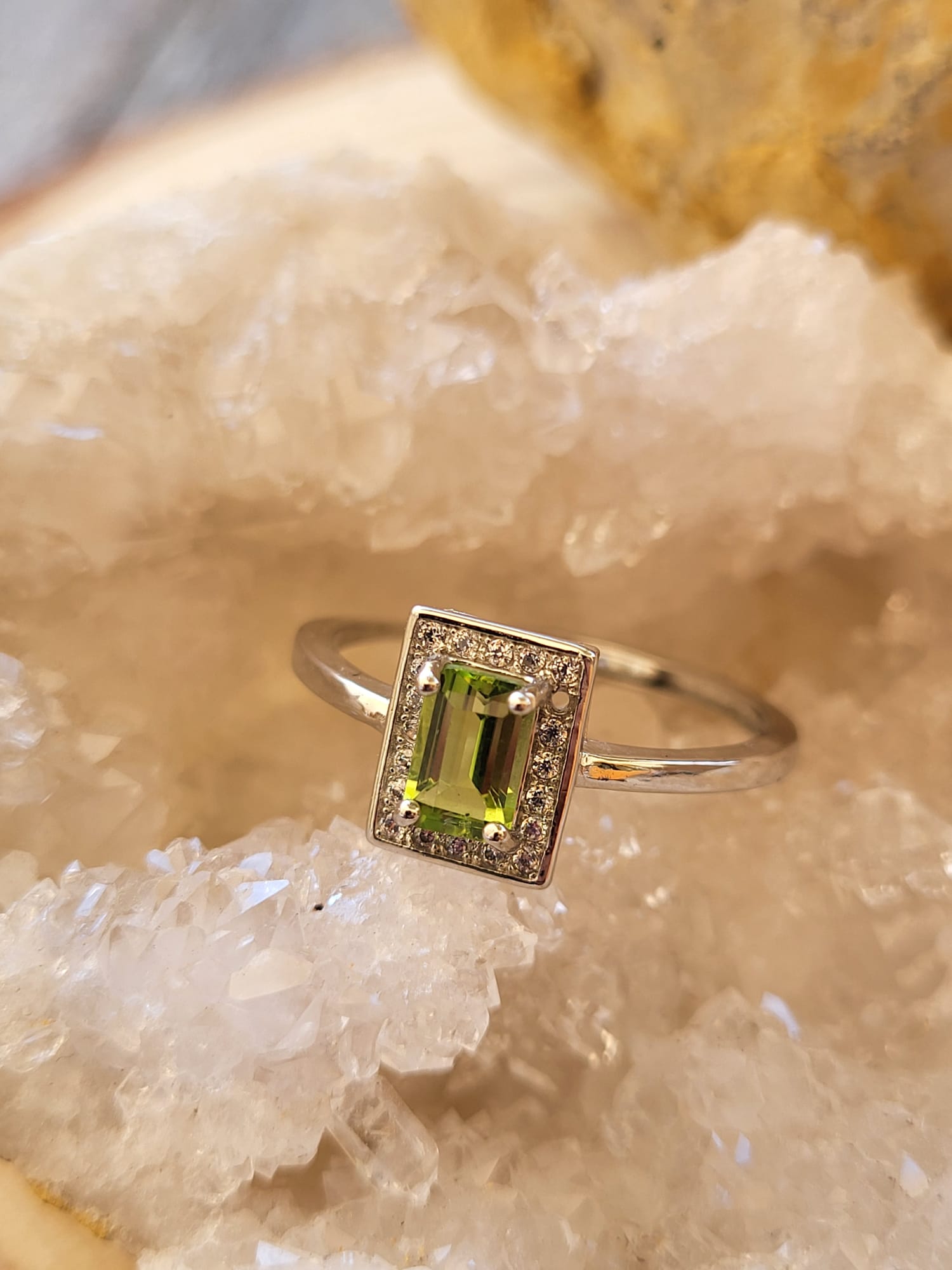 Anillo de Zamak con Olivino Natural