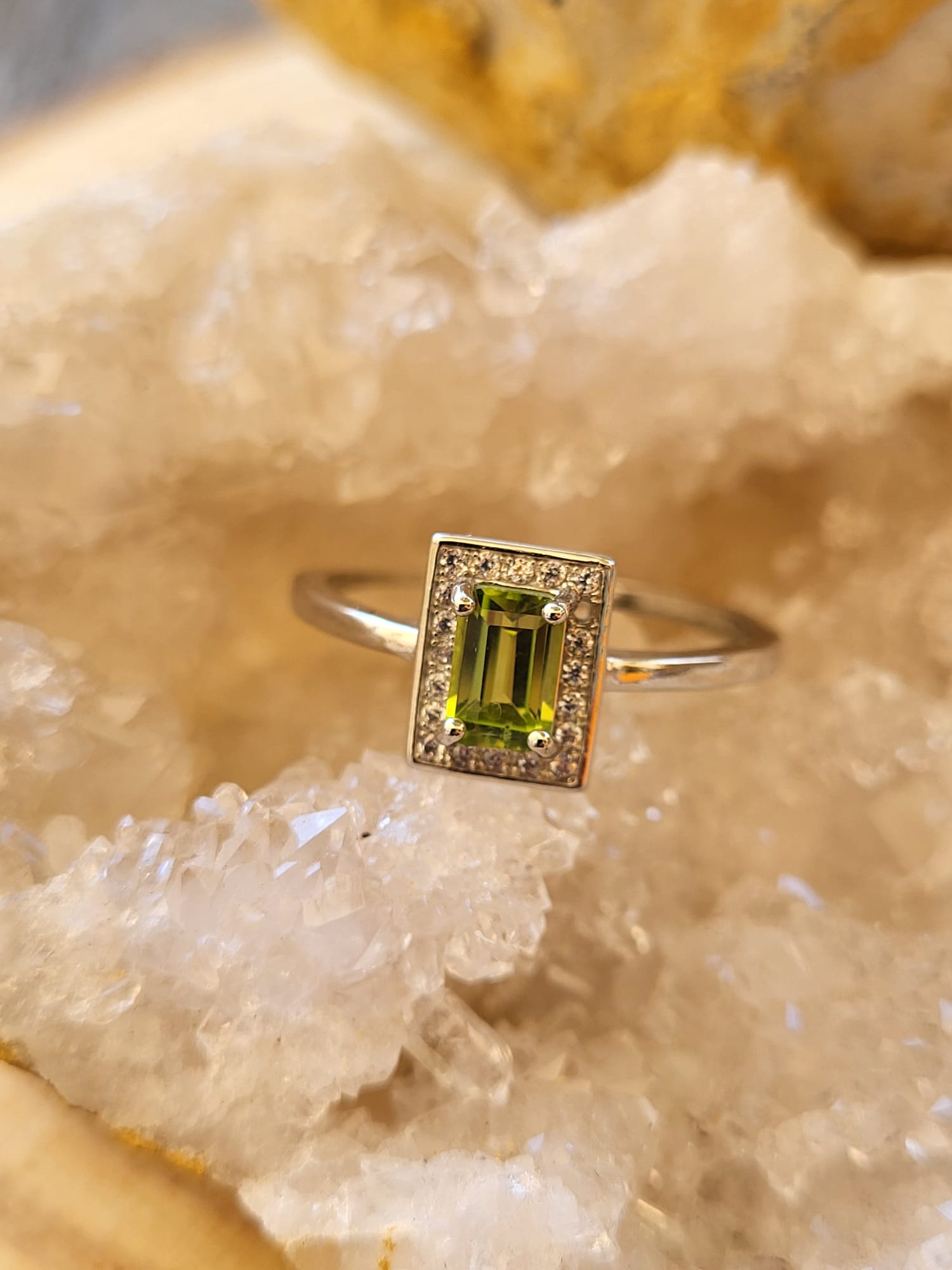 Anillo de Zamak con Olivino Natural