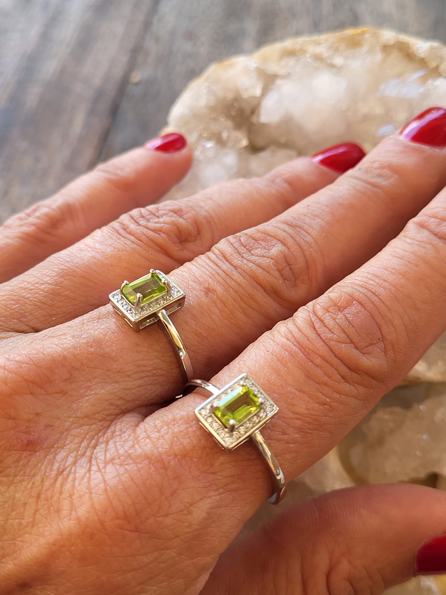 Anillo de Zamak con Olivino Natural