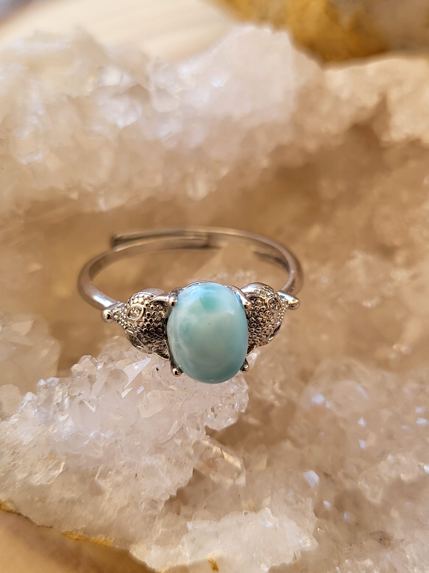 Anillo de Zamak con Larimar Natural
