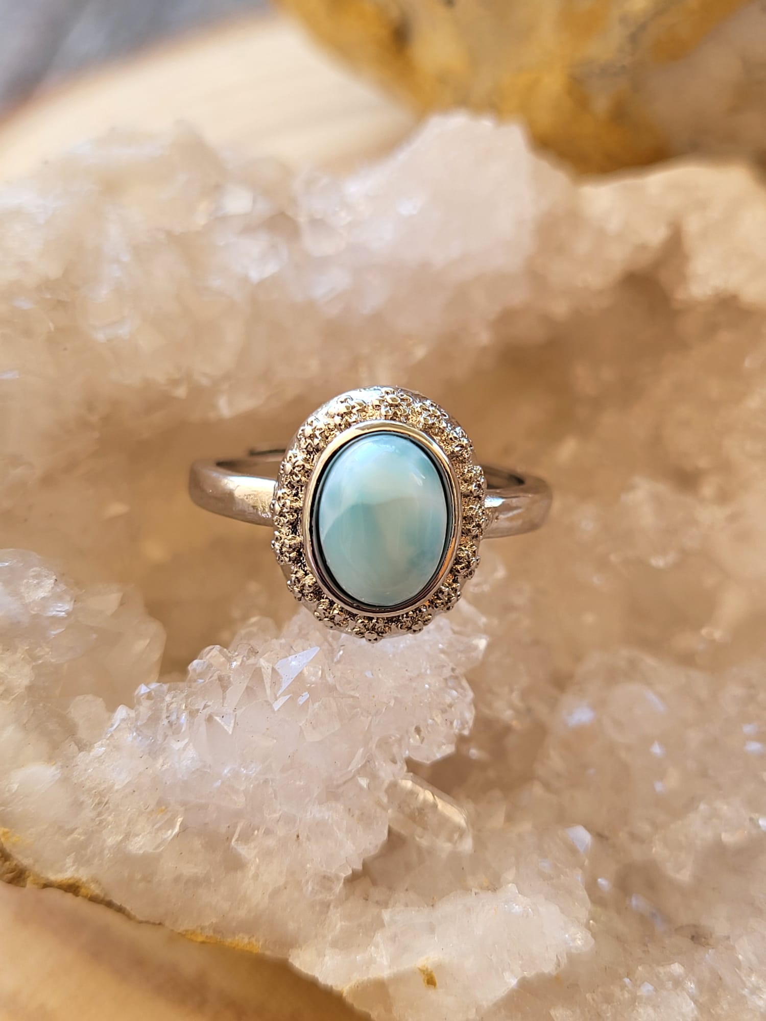 Anillo de Zamak con Larimar Natural