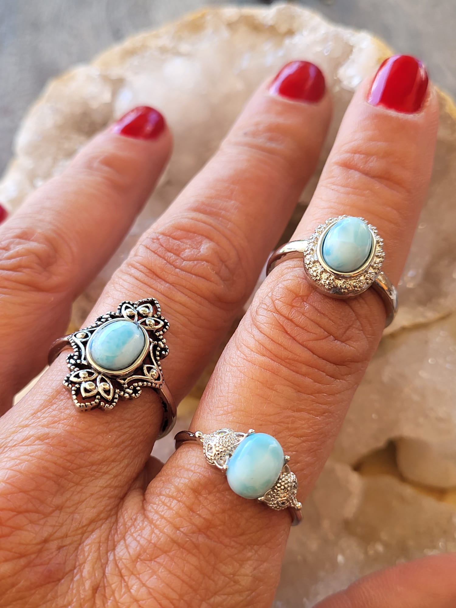 Anillo de Zamak con Larimar Natural