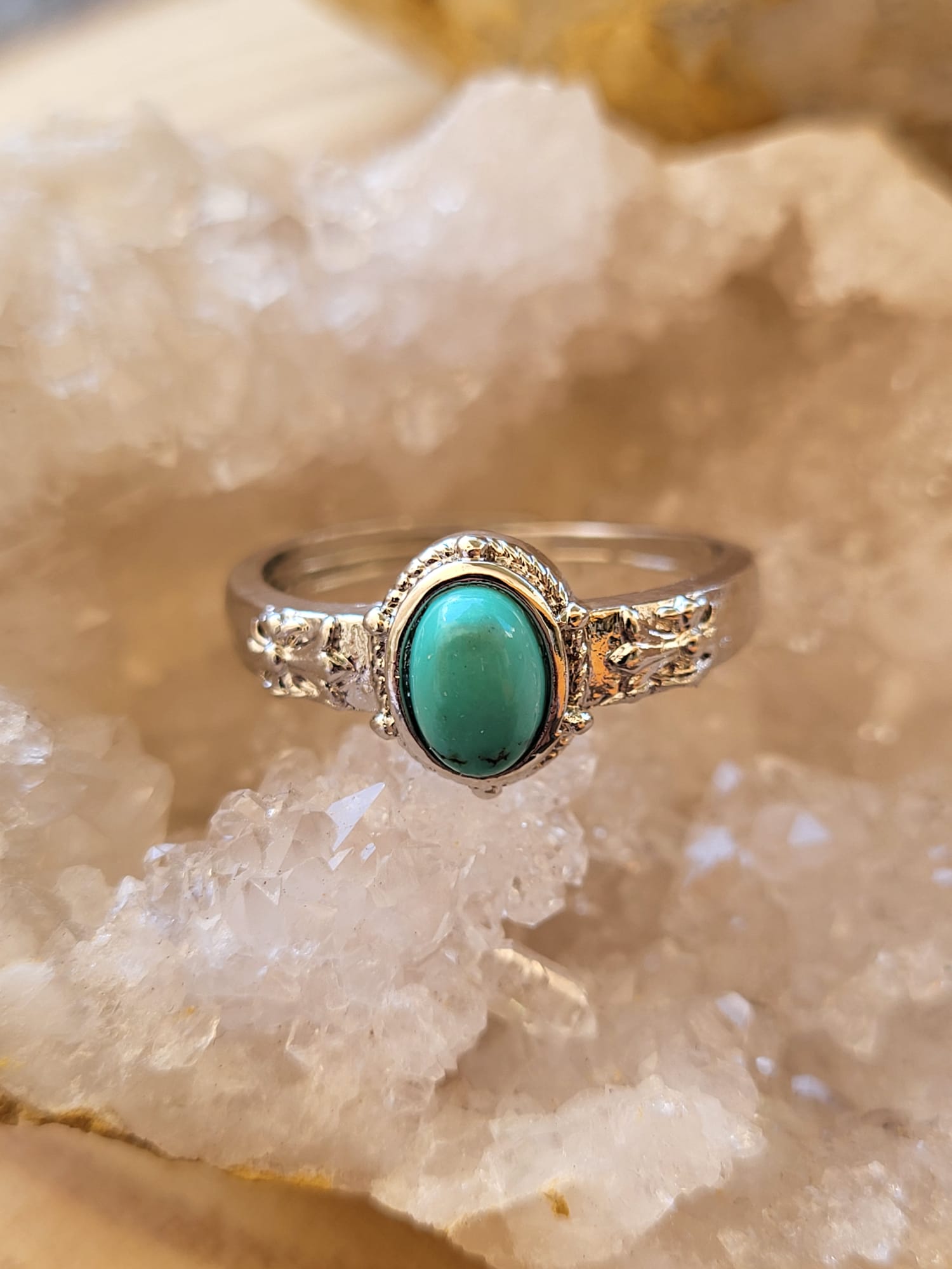 Anillo de Zamak con Turquesa Natural