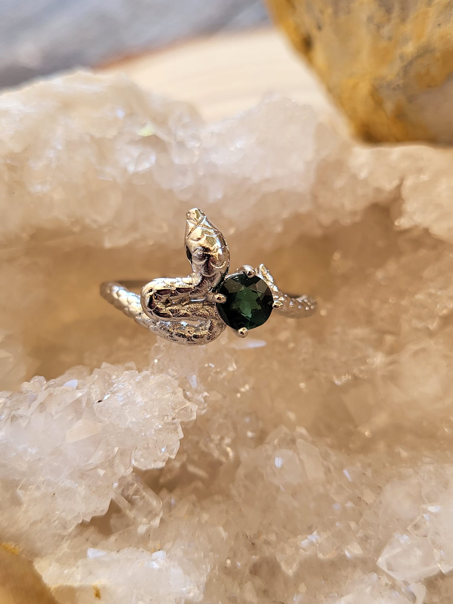 Anillo de Zamak Serpiente con Turmalina Multicolor Natural