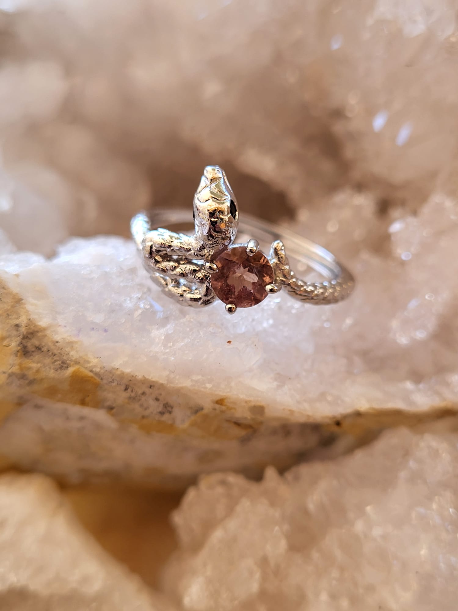 Anillo de Zamak Serpiente con Turmalina Multicolor Natural