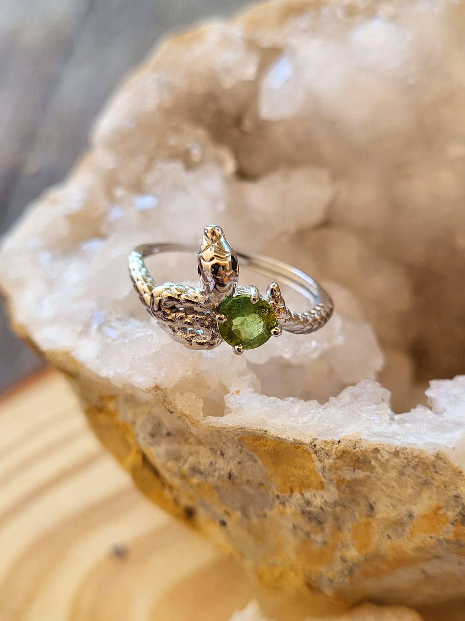 Anillo de Zamak Serpiente con Turmalina Multicolor Natural
