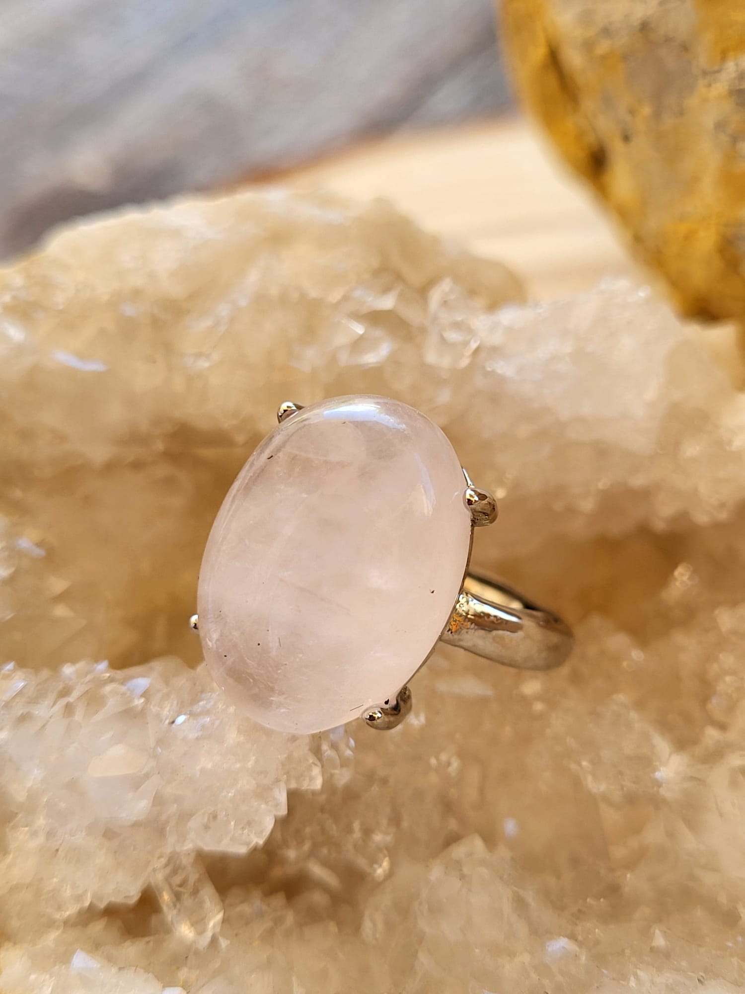 Anillo de Zamak con Cuarzo Rosa Natural